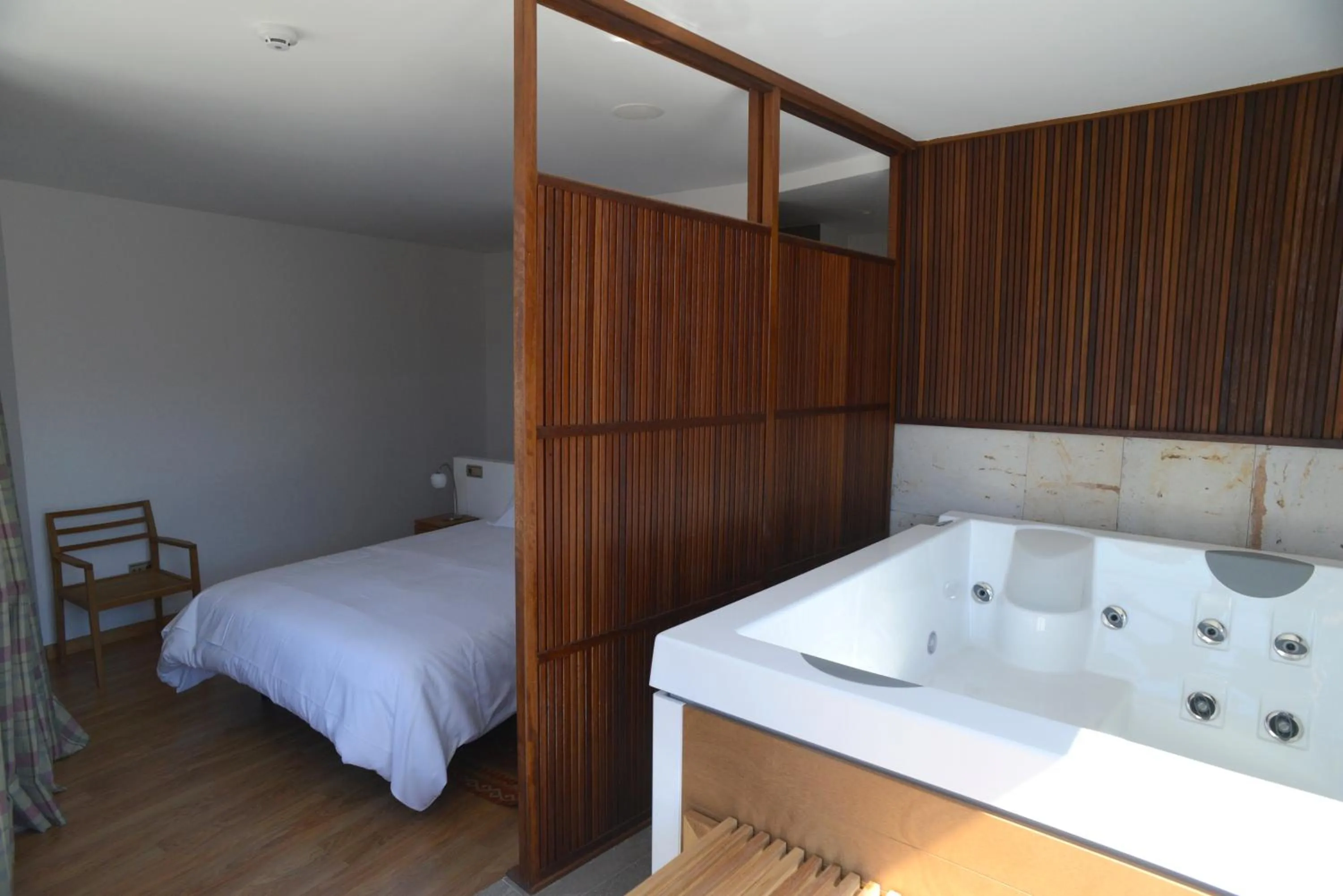 Bathroom, Bed in Hotel Rural Quercus Tierra