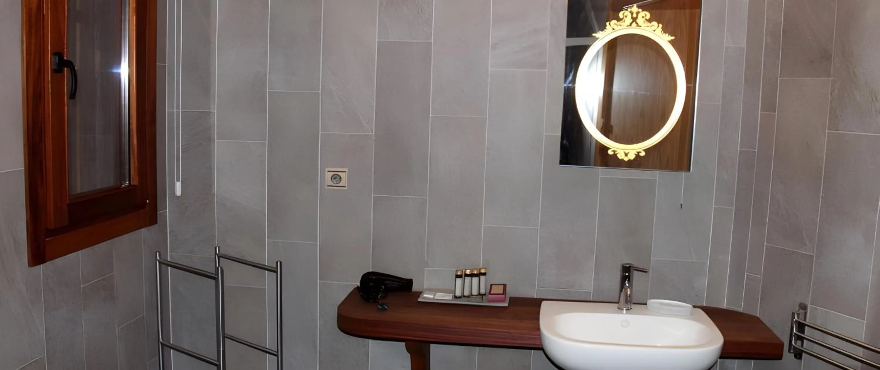 Bathroom in Hotel Rural Quercus Tierra