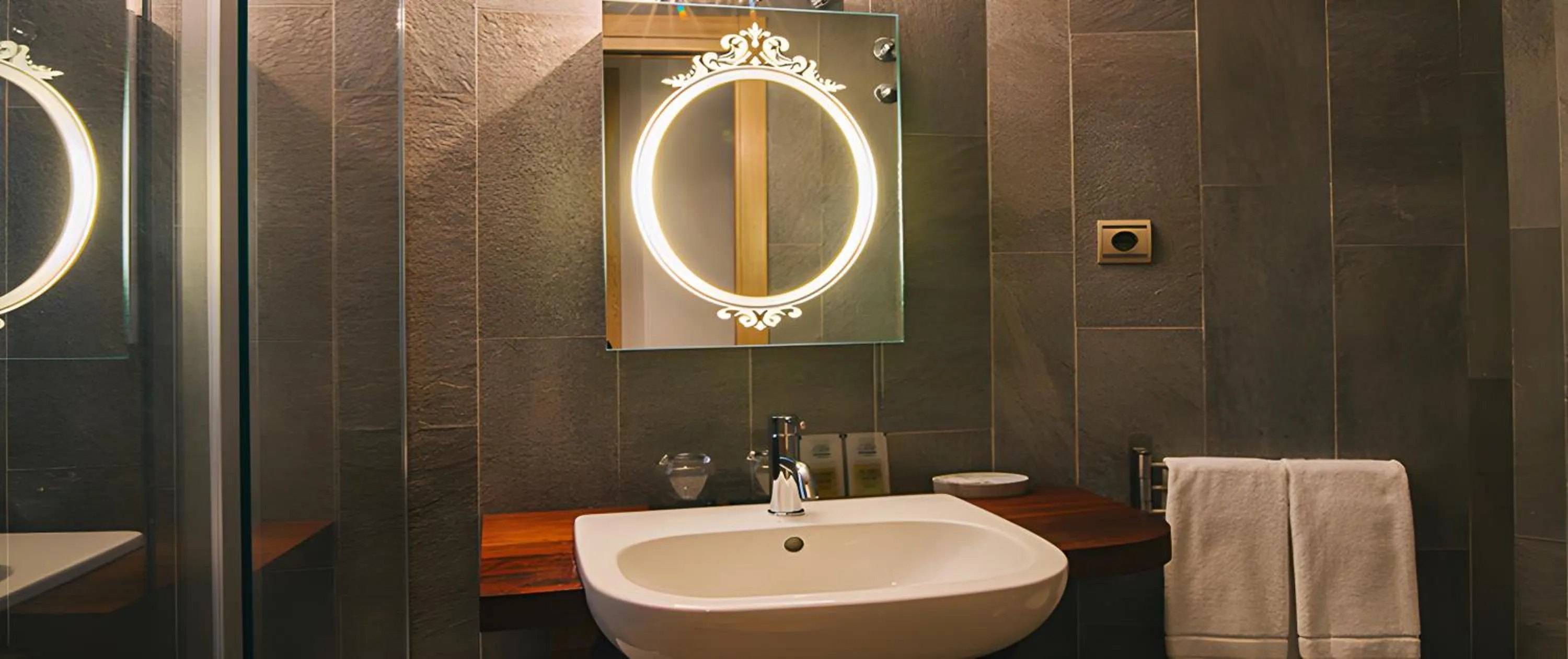 Bathroom in Hotel Rural Quercus Tierra