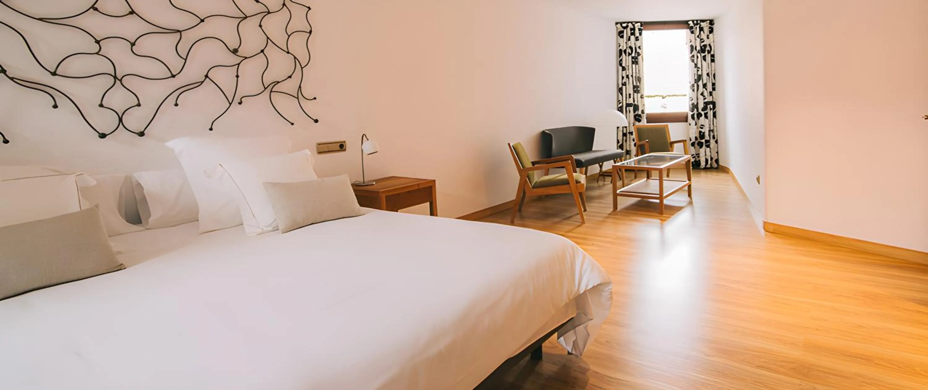 Living room, Bed in Hotel Rural Quercus Tierra