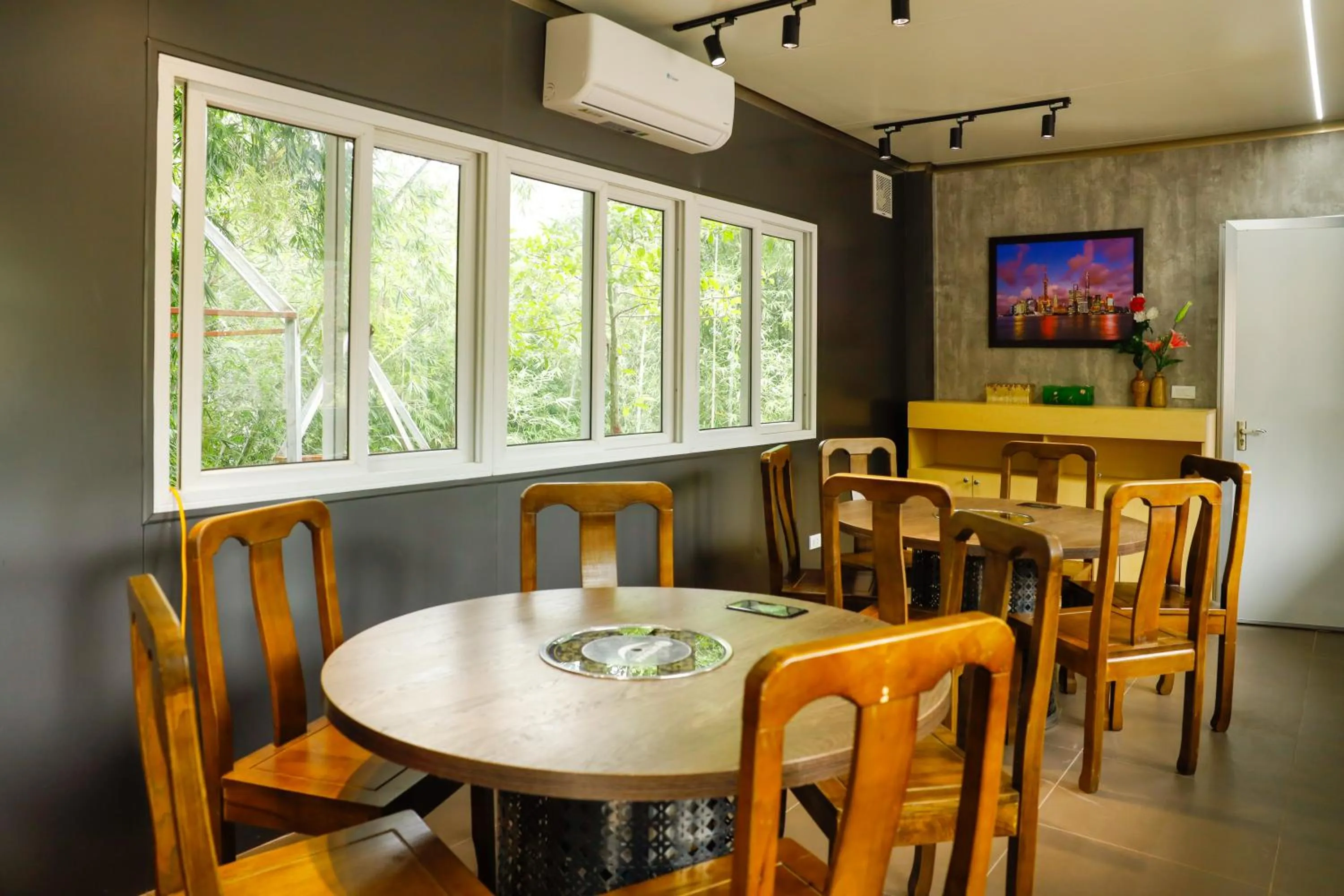 Restaurant/places to eat in Halo Retreat