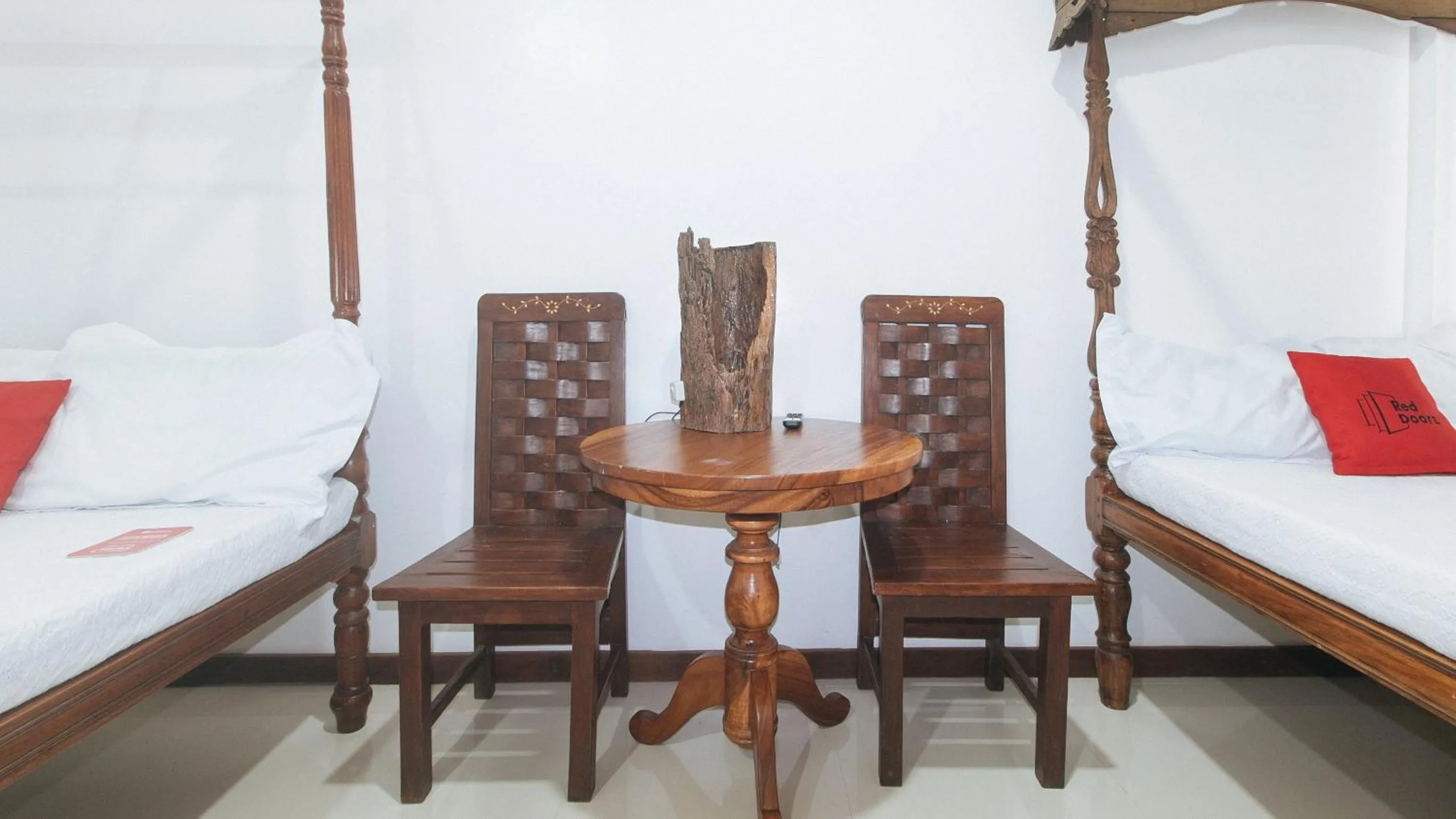 Seating area, Bed in RedDoorz at Casa Rafaelle Transient Ilocos Sur