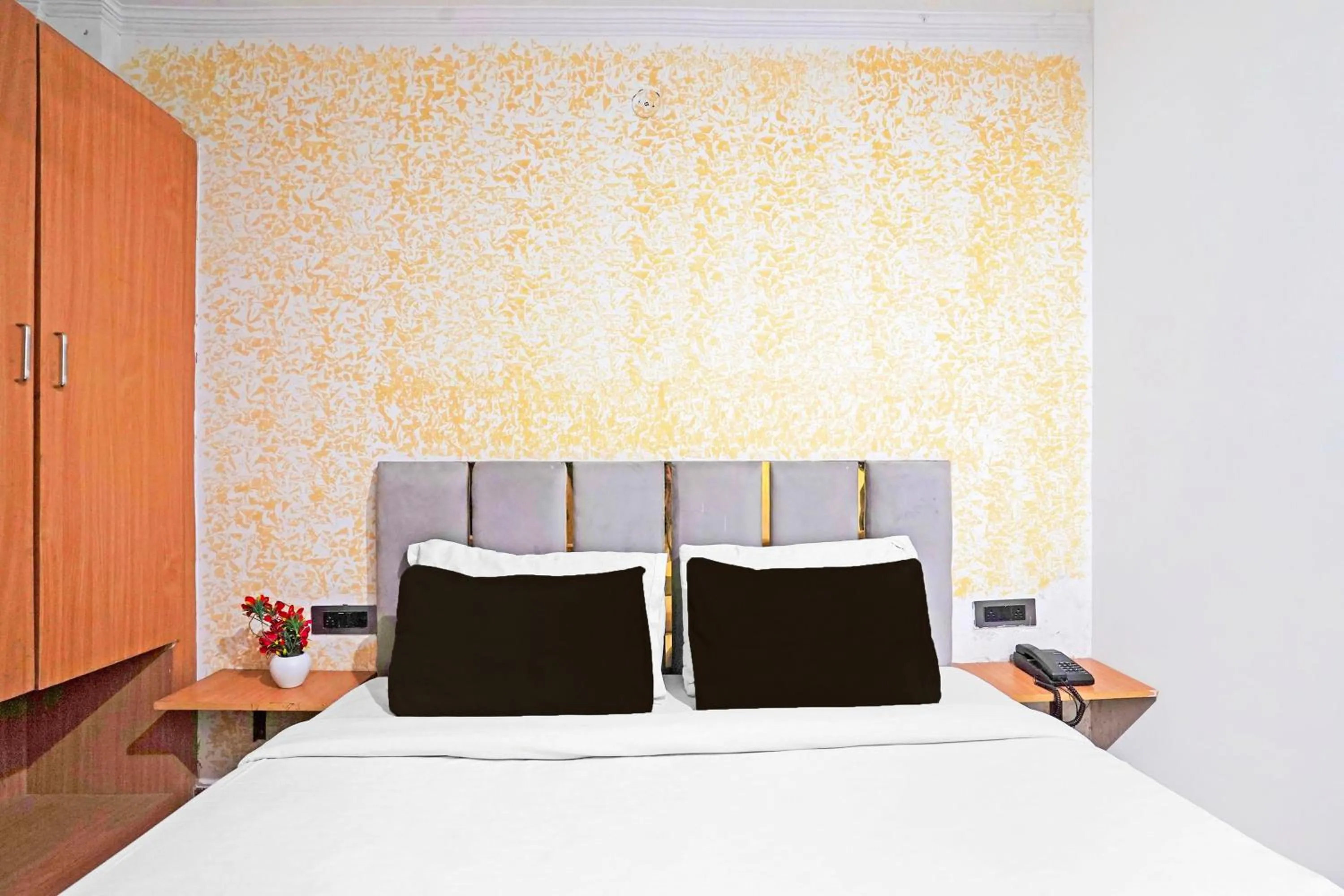 Bedroom, Bed in Super Hotel O Twamev Residency