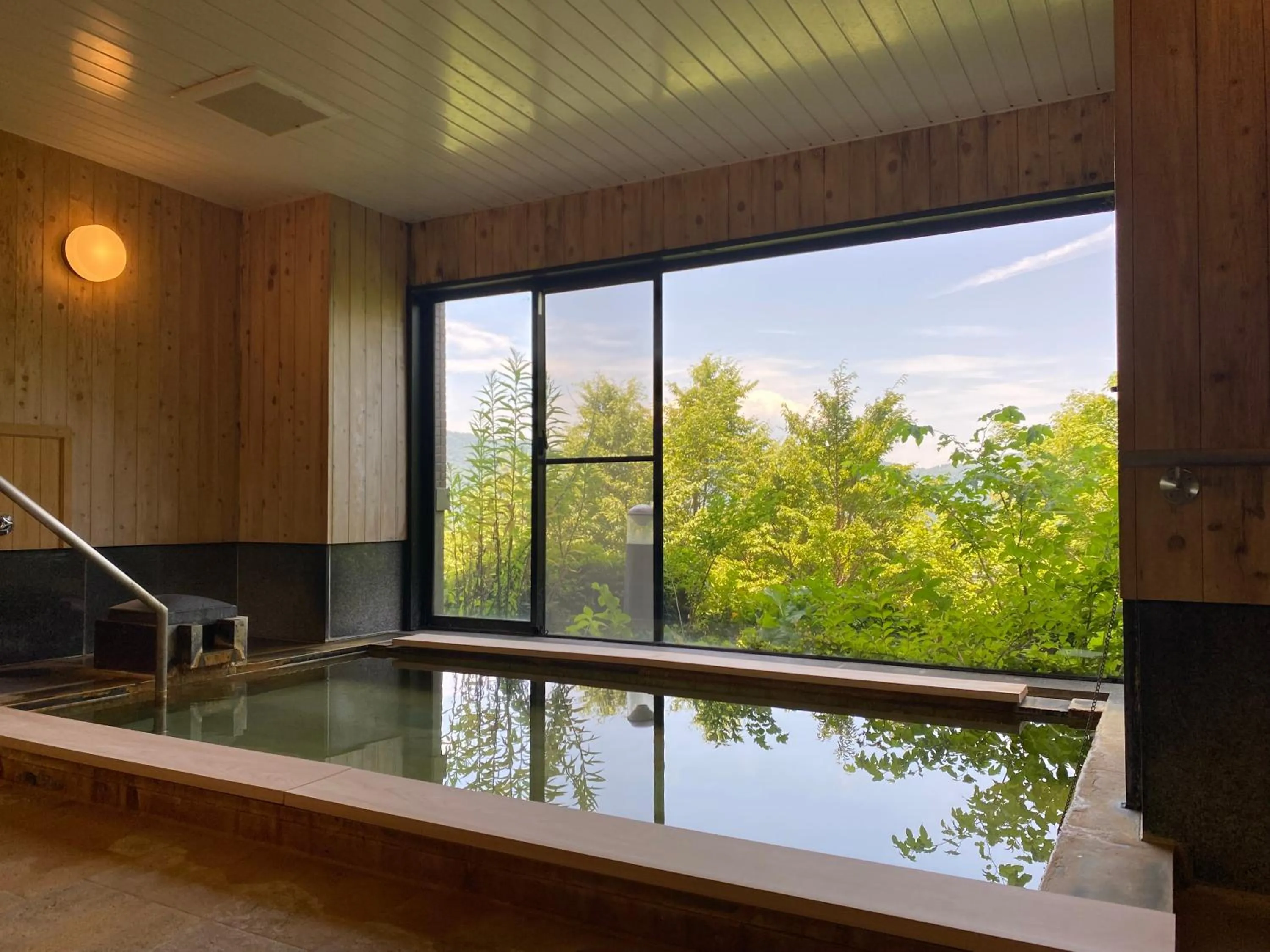 Hot Tub in Hakone Ashinoko Bikeikan 箱根芦ノ湖 美景館