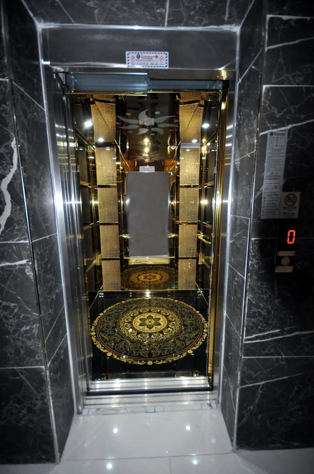 elevator in Arpaçay Apart Otel