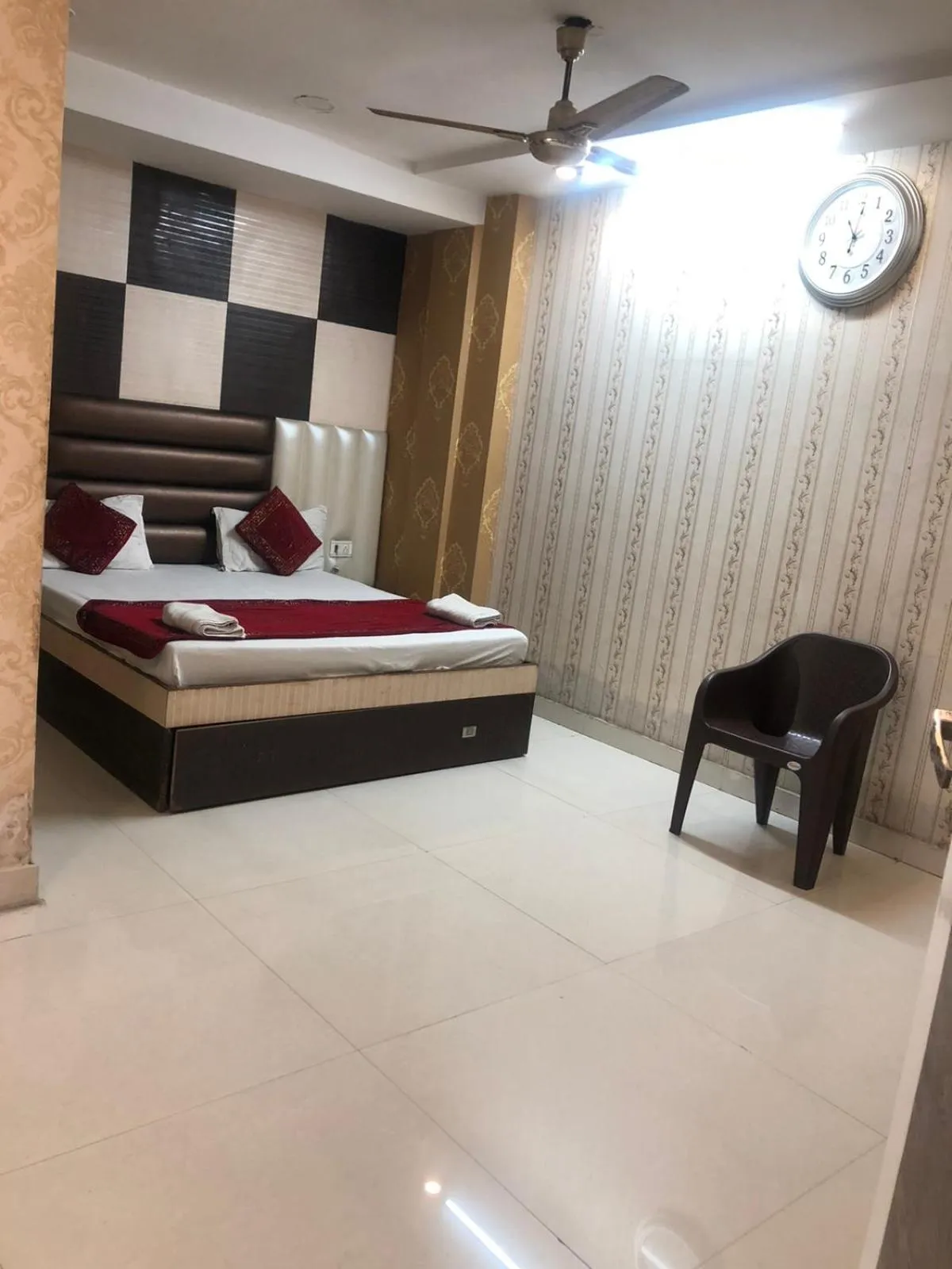 Bed in Hotel Robin Inn