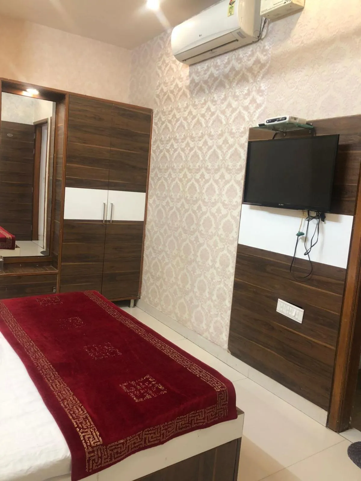 Bed in Hotel Robin Inn