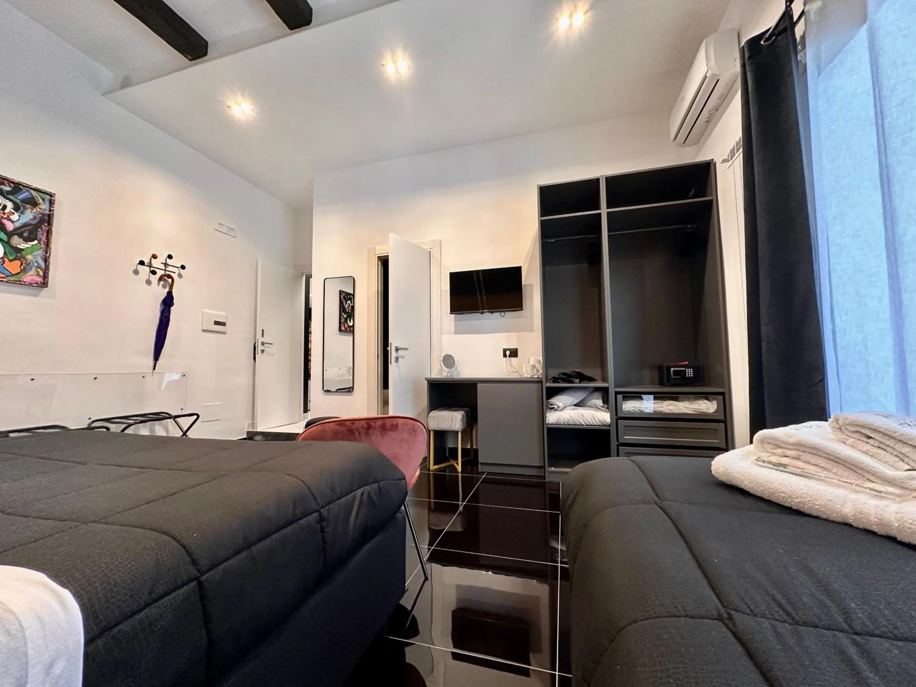 TV and multimedia, Bed in Elegance Rooms Spaccanapoli