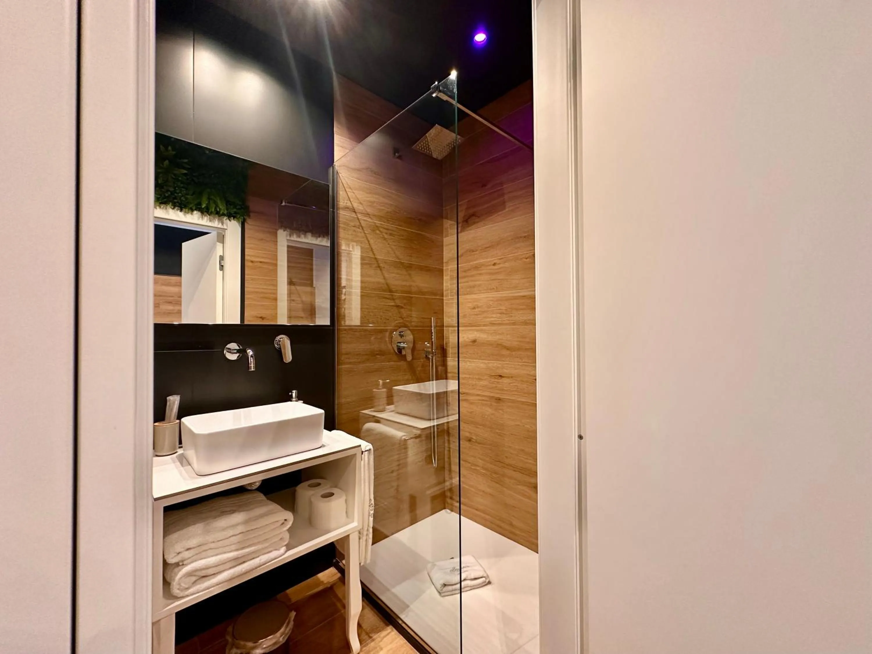 Bathroom in Elegance Rooms Spaccanapoli