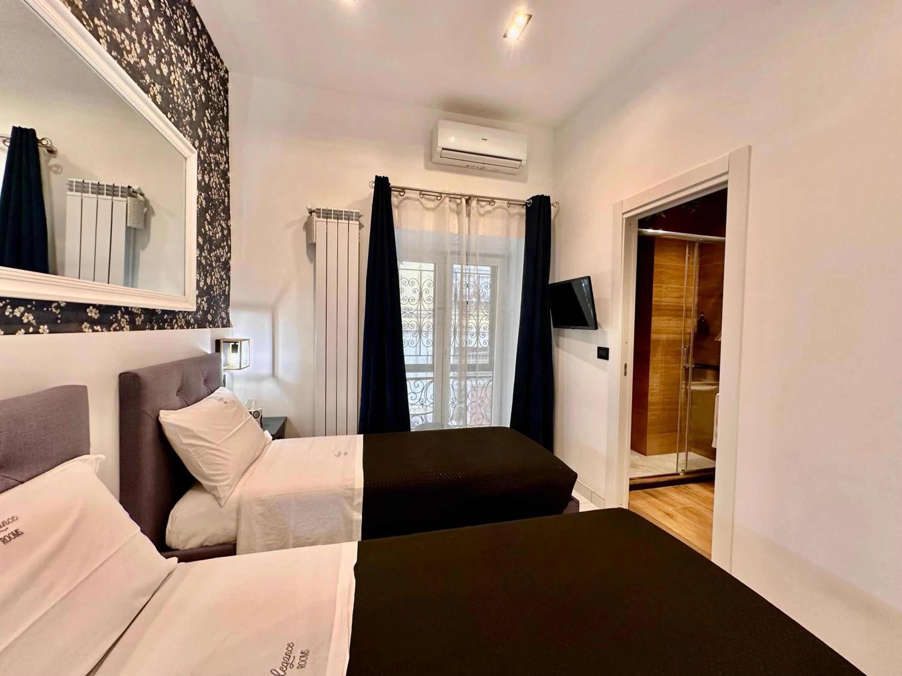 Communal lounge/ TV room, Bed in Elegance Rooms Spaccanapoli