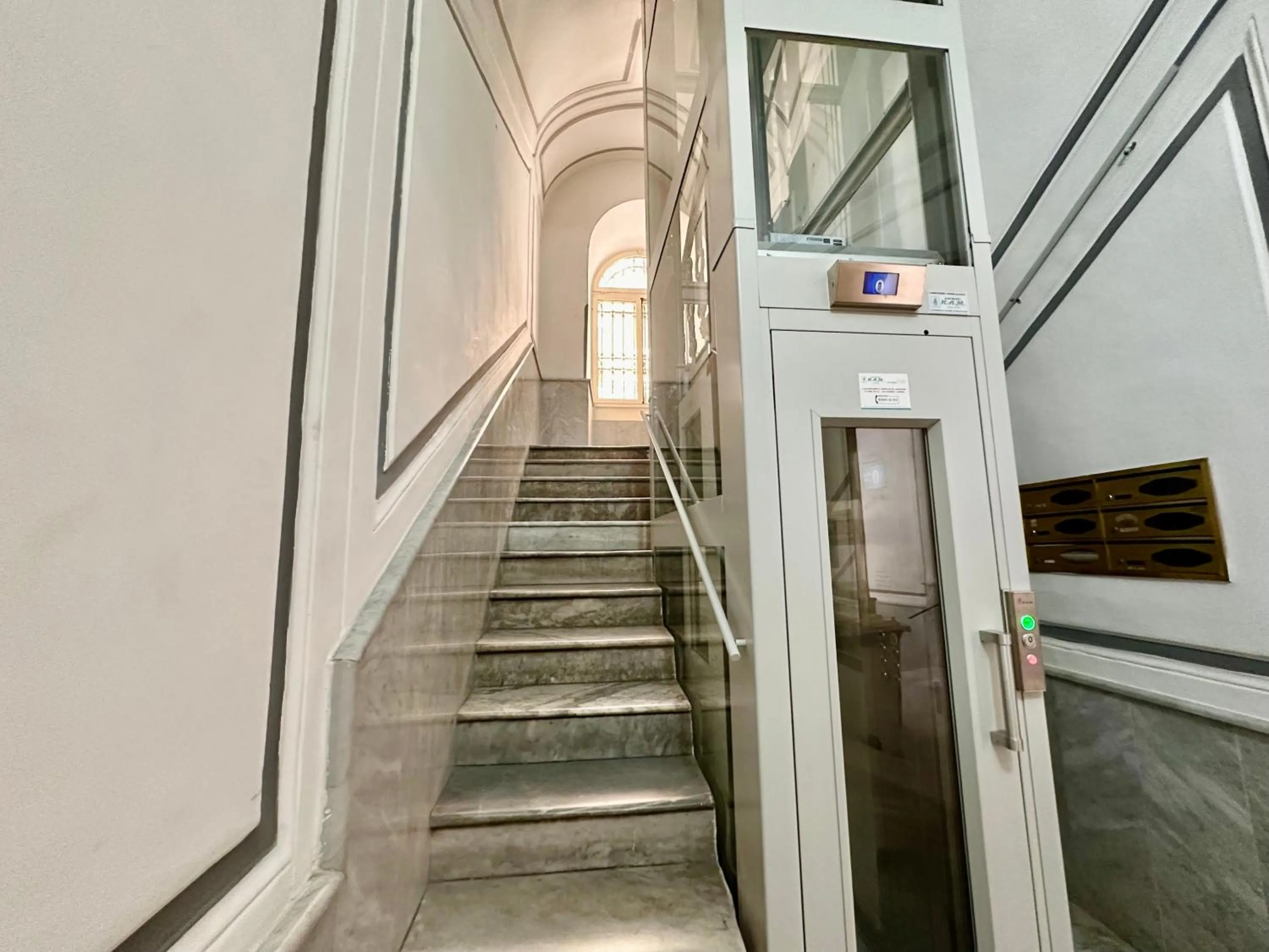 elevator in Elegance Rooms Spaccanapoli