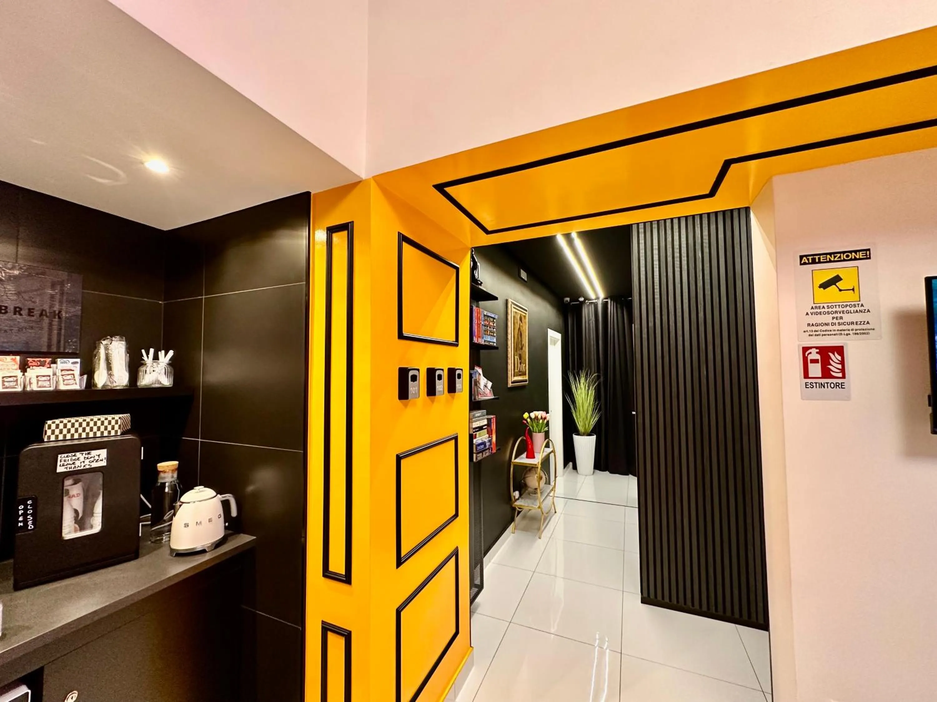 Coffee/tea facilities in Elegance Rooms Spaccanapoli