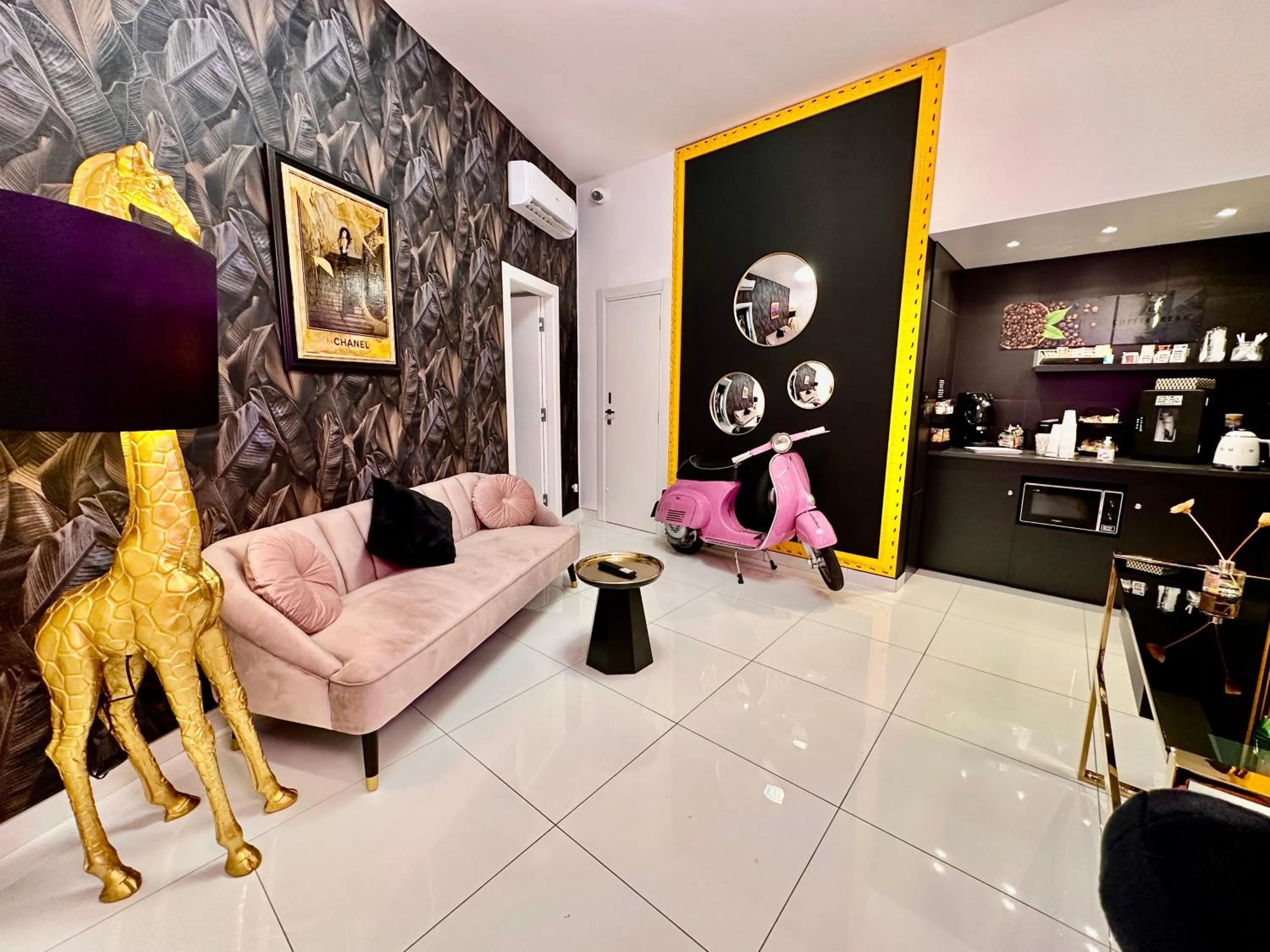 Decorative detail in Elegance Rooms Spaccanapoli