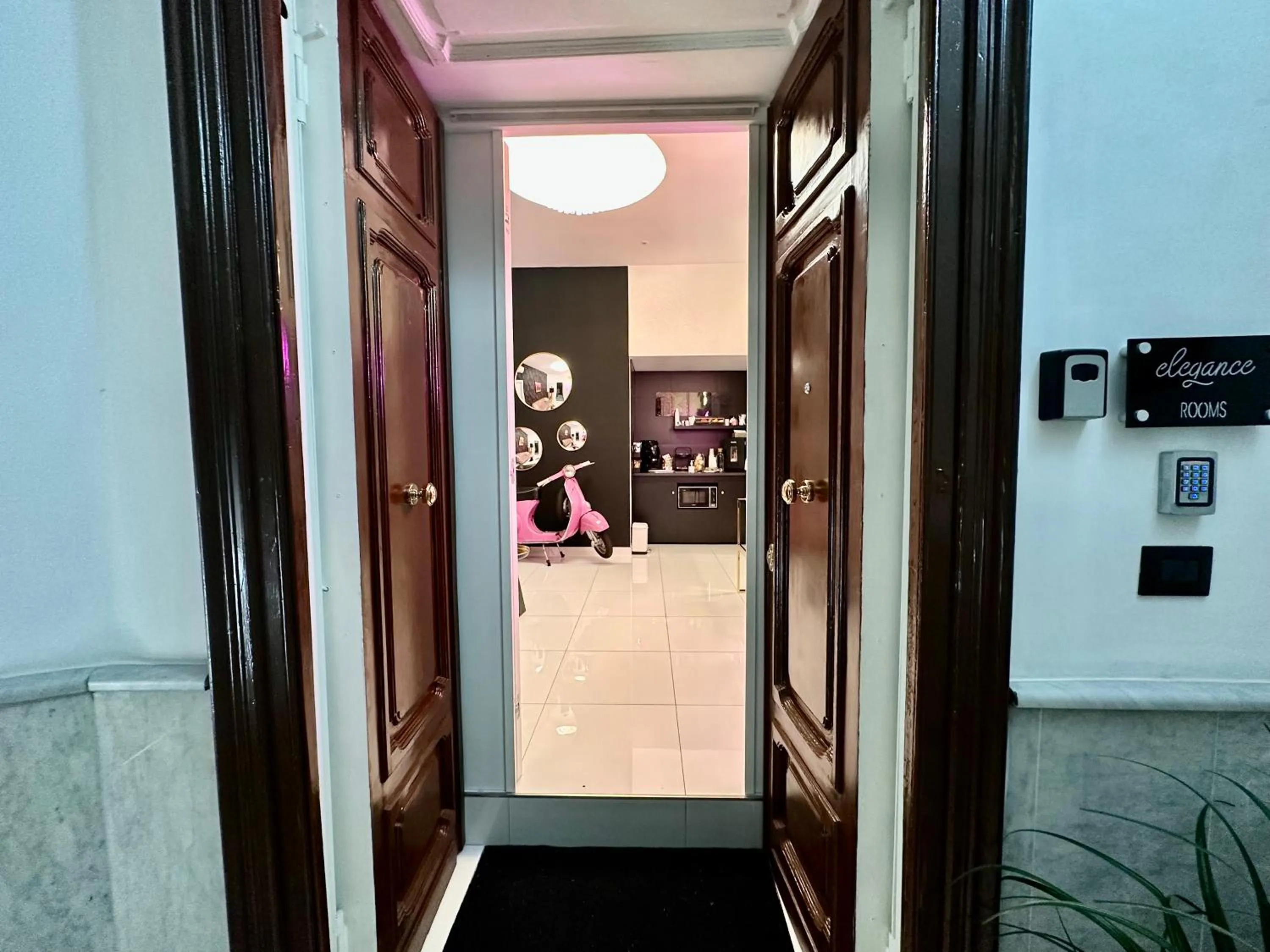 Facade/entrance in Elegance Rooms Spaccanapoli