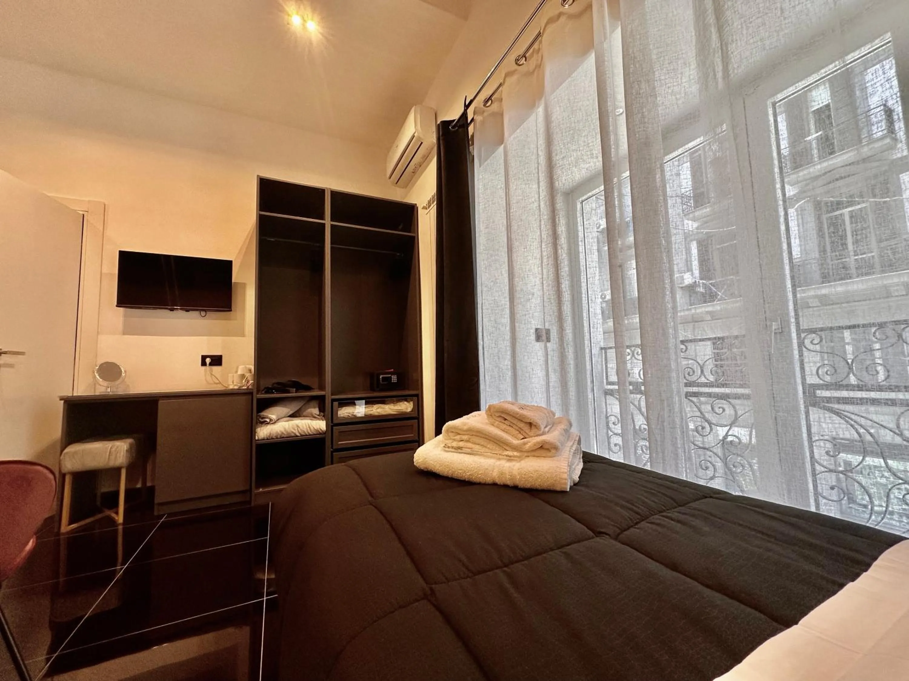 Photo of the whole room, Bed in Elegance Rooms Spaccanapoli