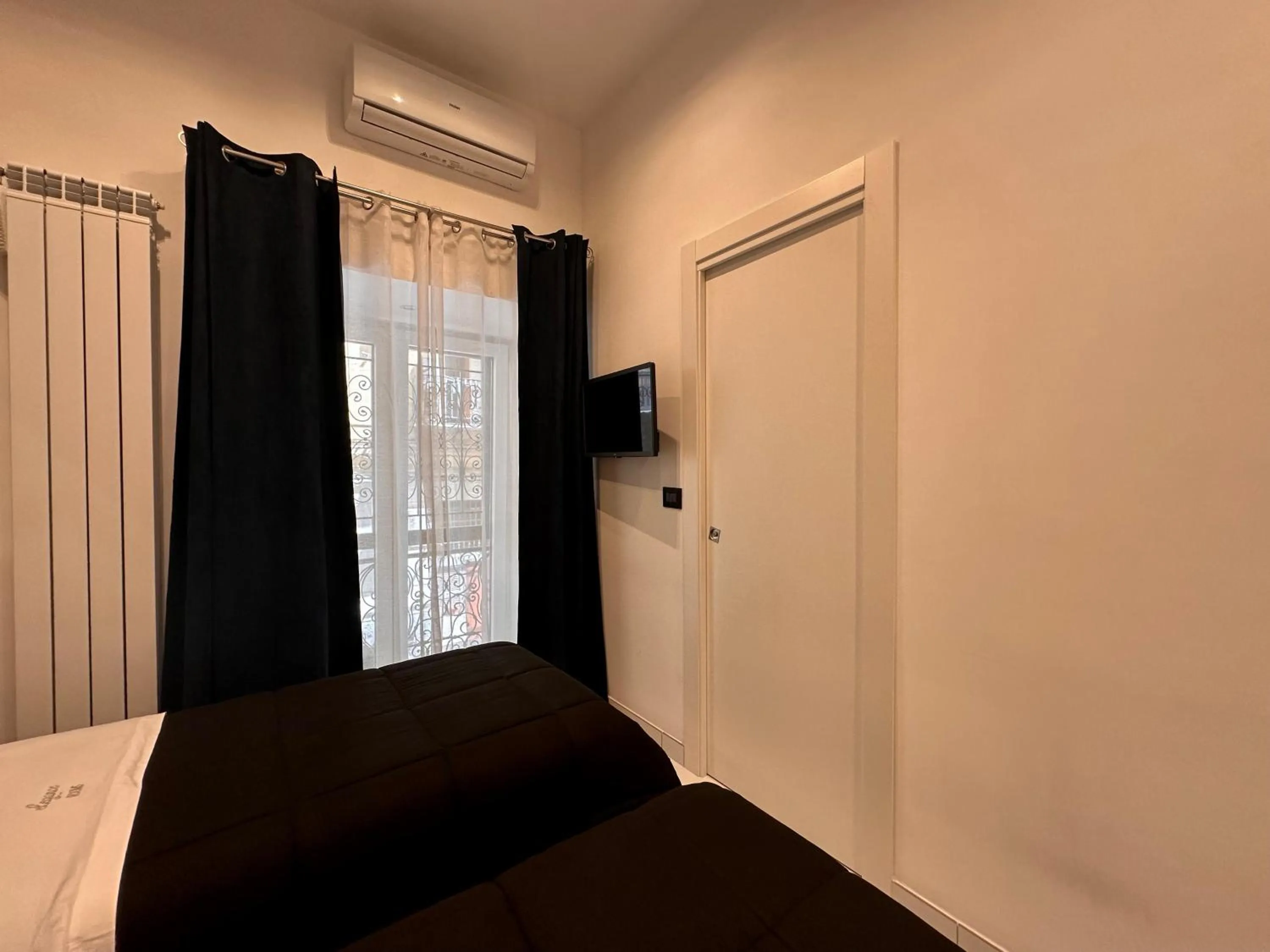 Bed in Elegance Rooms Spaccanapoli