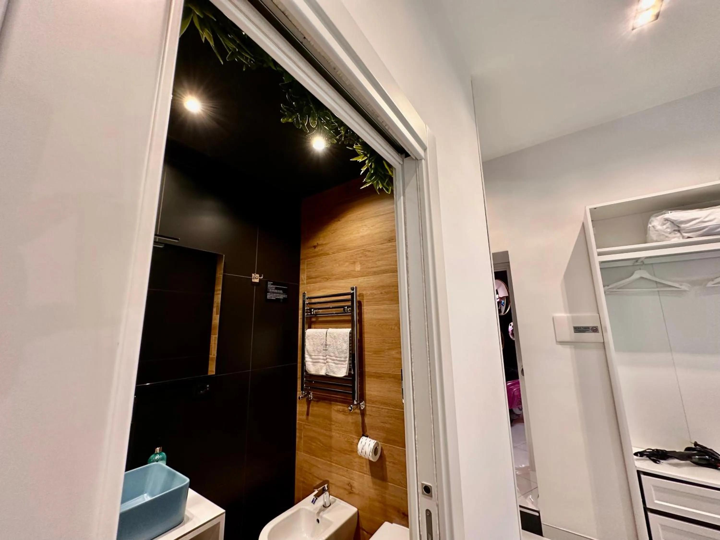 Bathroom in Elegance Rooms Spaccanapoli