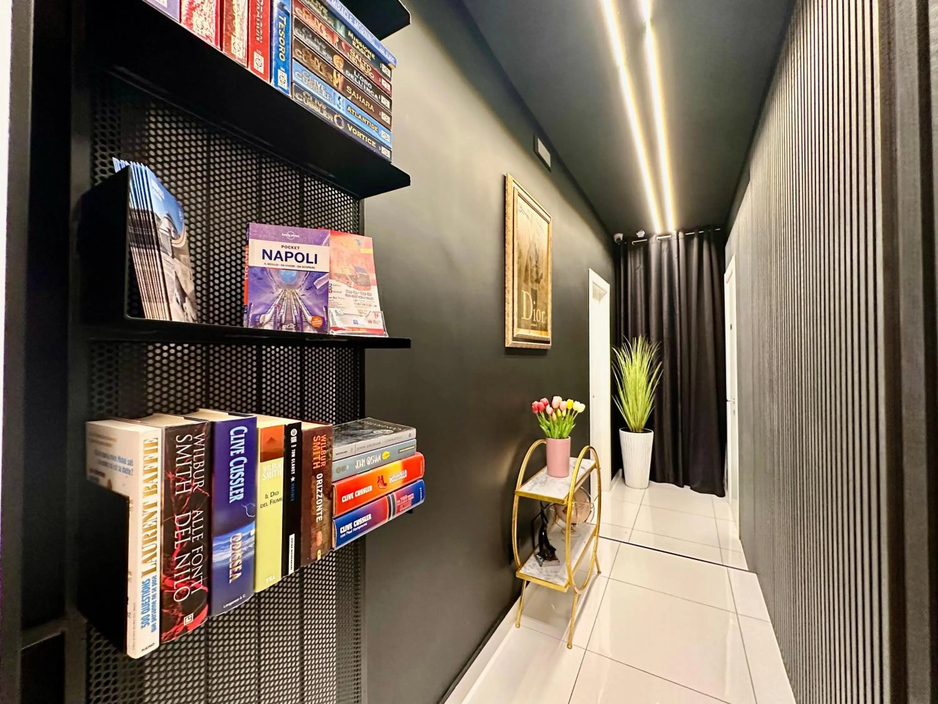Library in Elegance Rooms Spaccanapoli