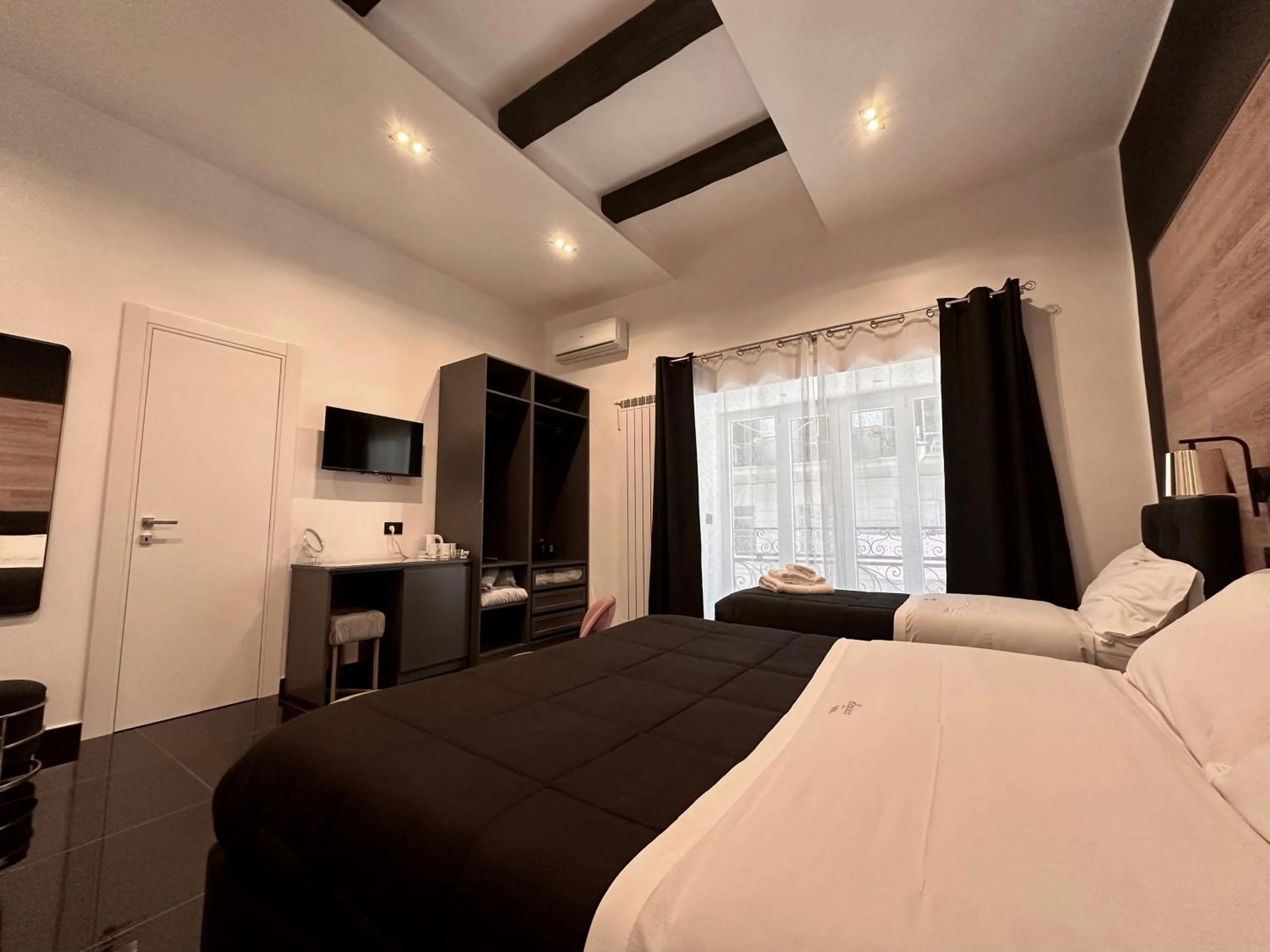 Photo of the whole room, Bed in Elegance Rooms Spaccanapoli