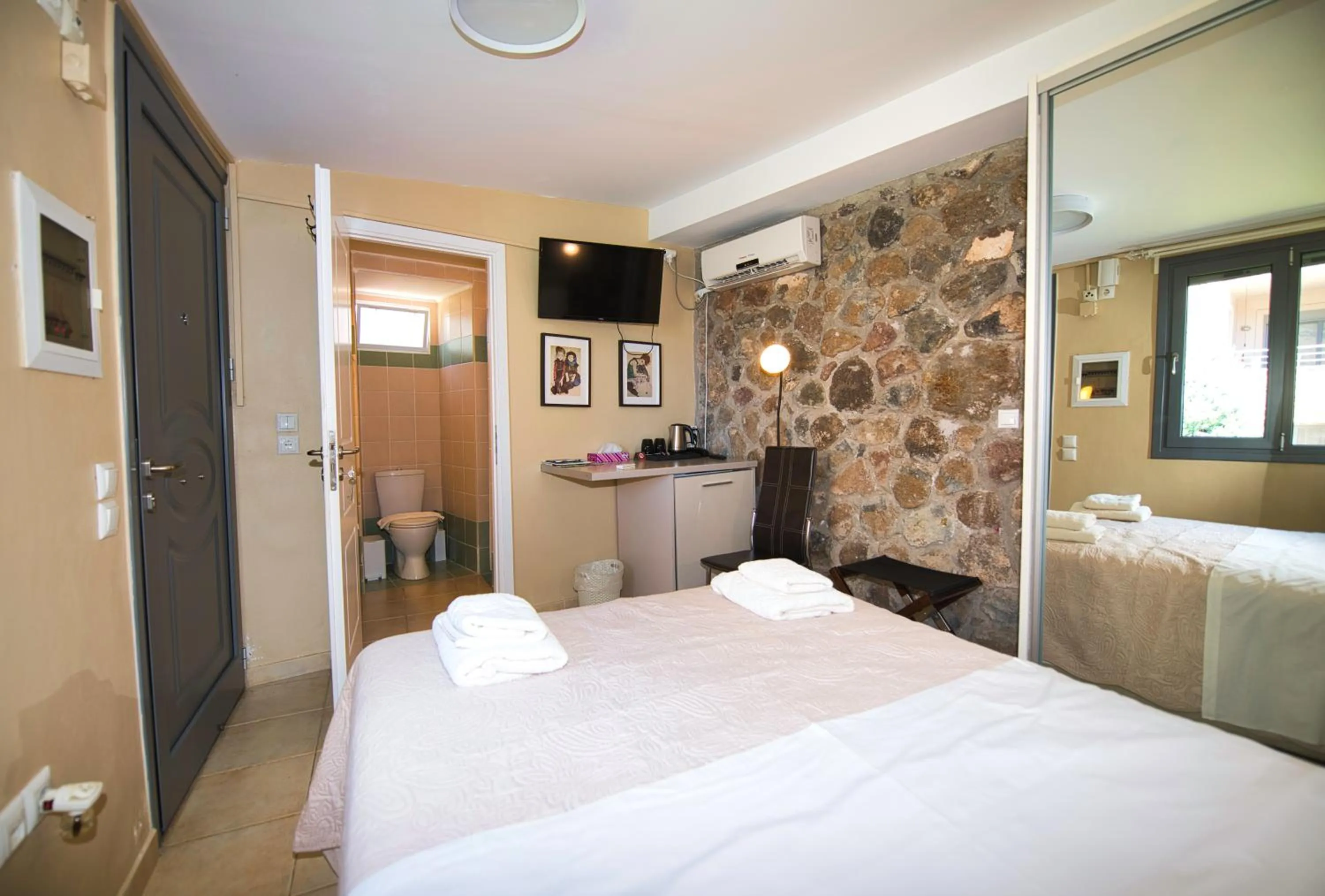 TV and multimedia in Marini Luxury Apartments and Suites