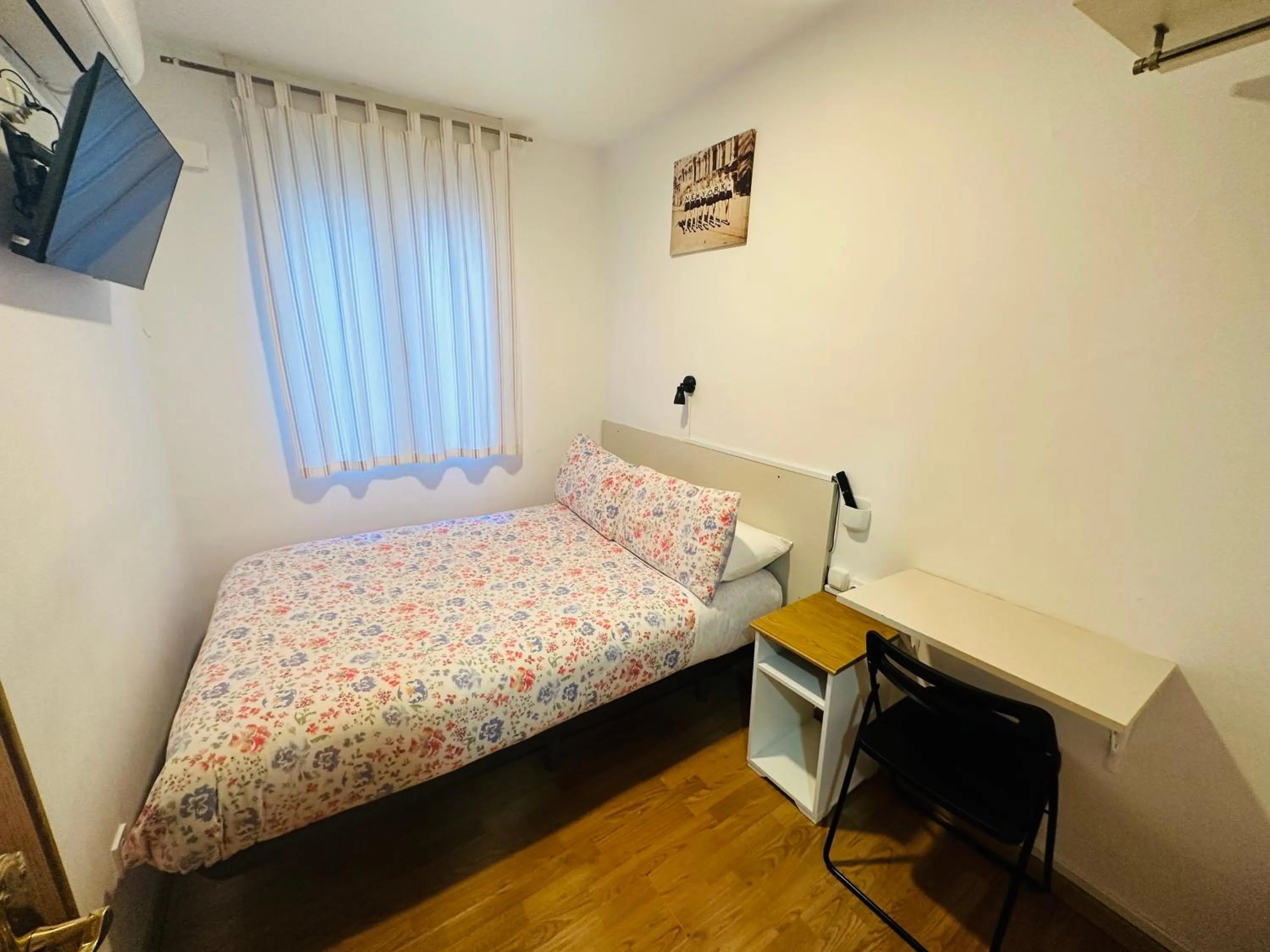 Photo of the whole room, Bed in CH Casillas