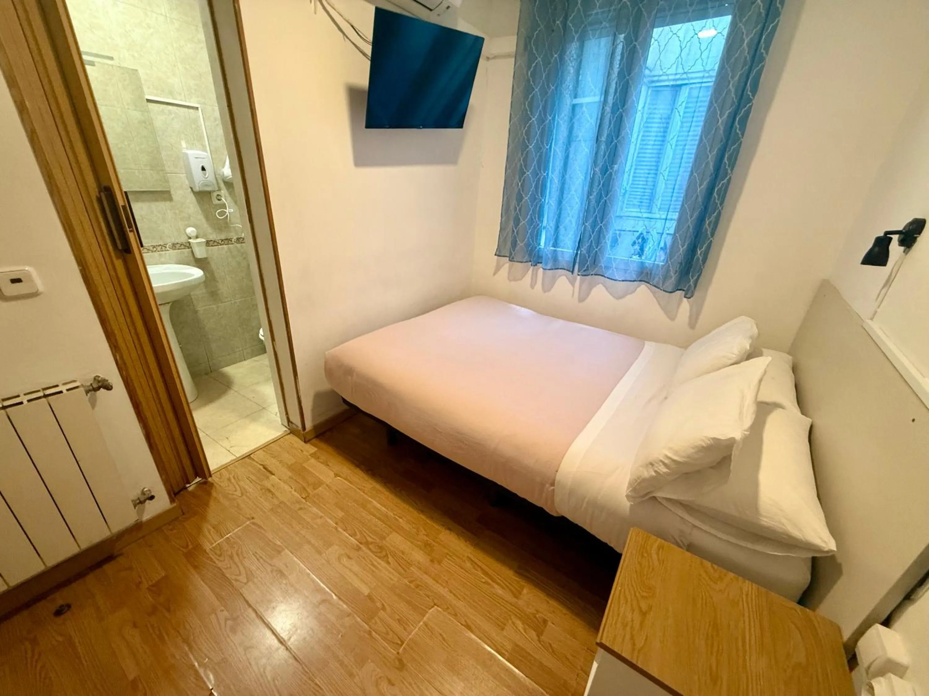 Photo of the whole room, Bed in CH Casillas