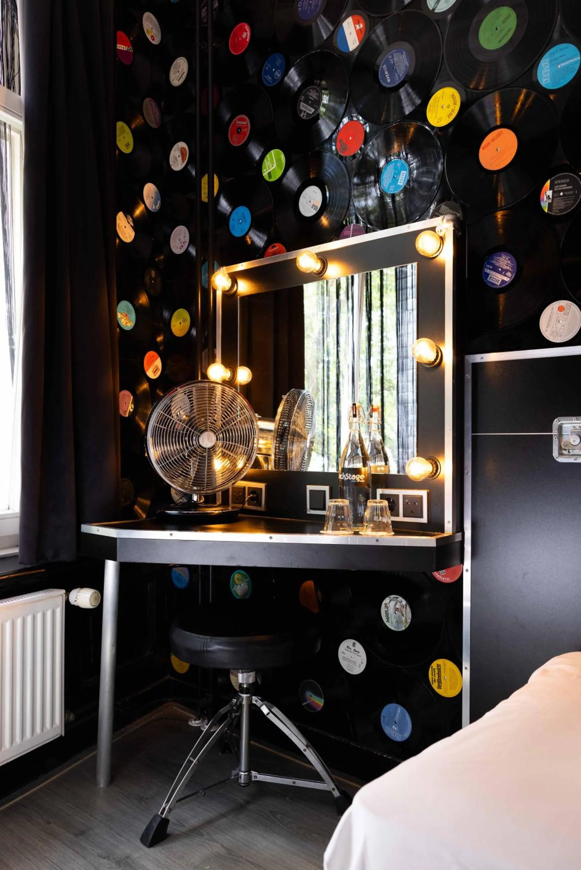 Seating area, Bed in Backstage Hotel Amsterdam