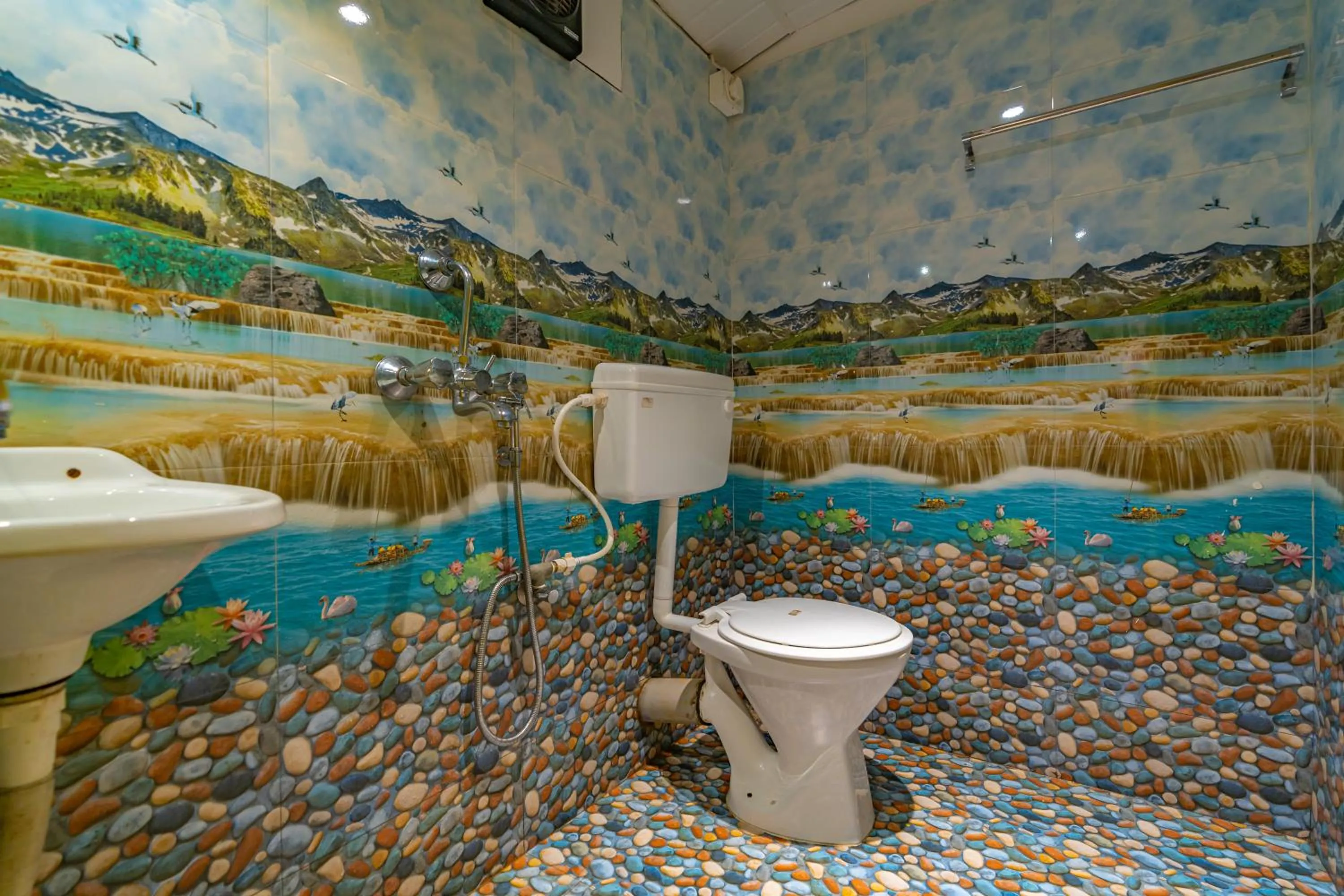 Toilet in Whoopers Party Hostel, Palolem