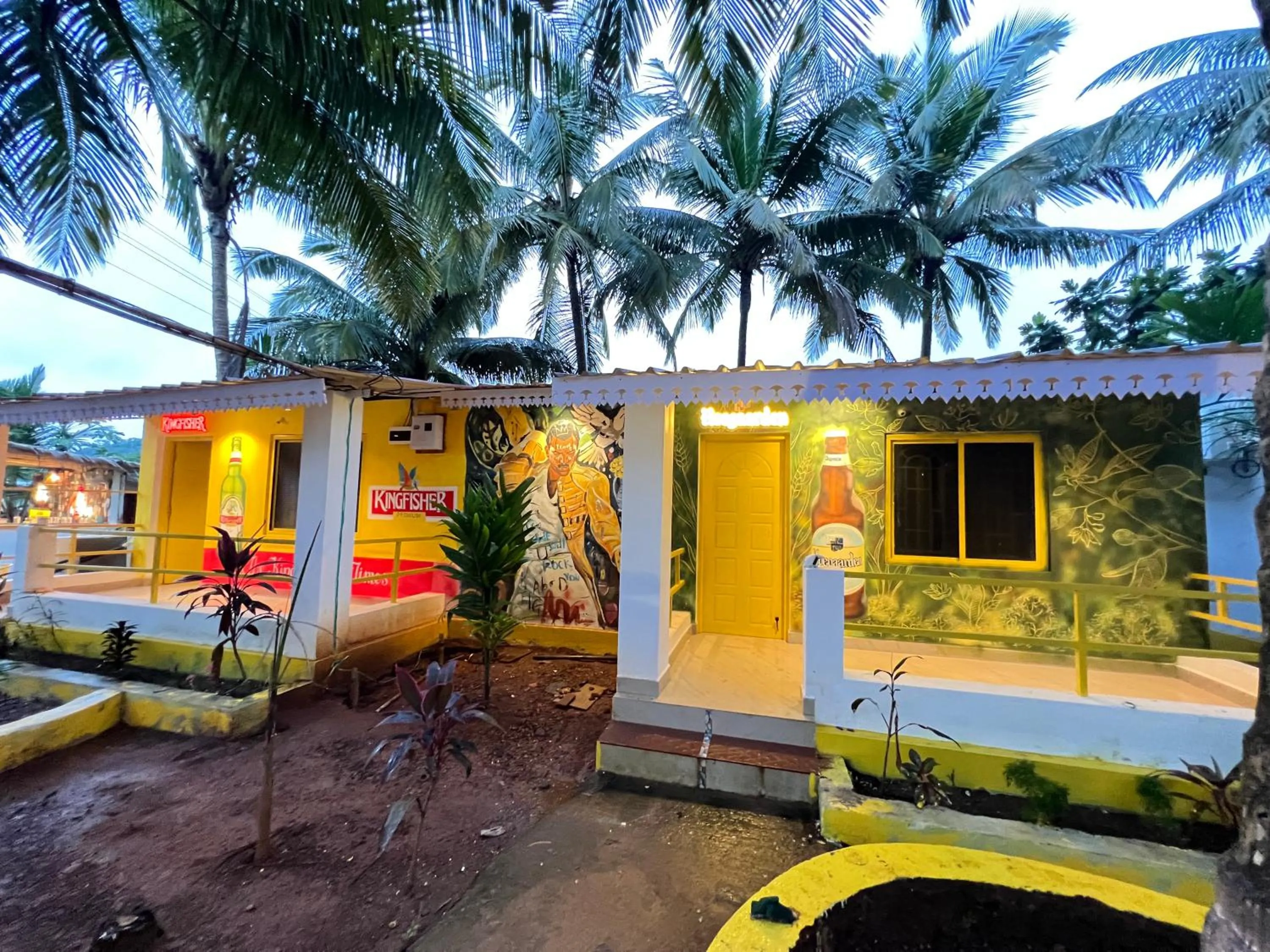 Evening entertainment in Whoopers Party Hostel, Palolem