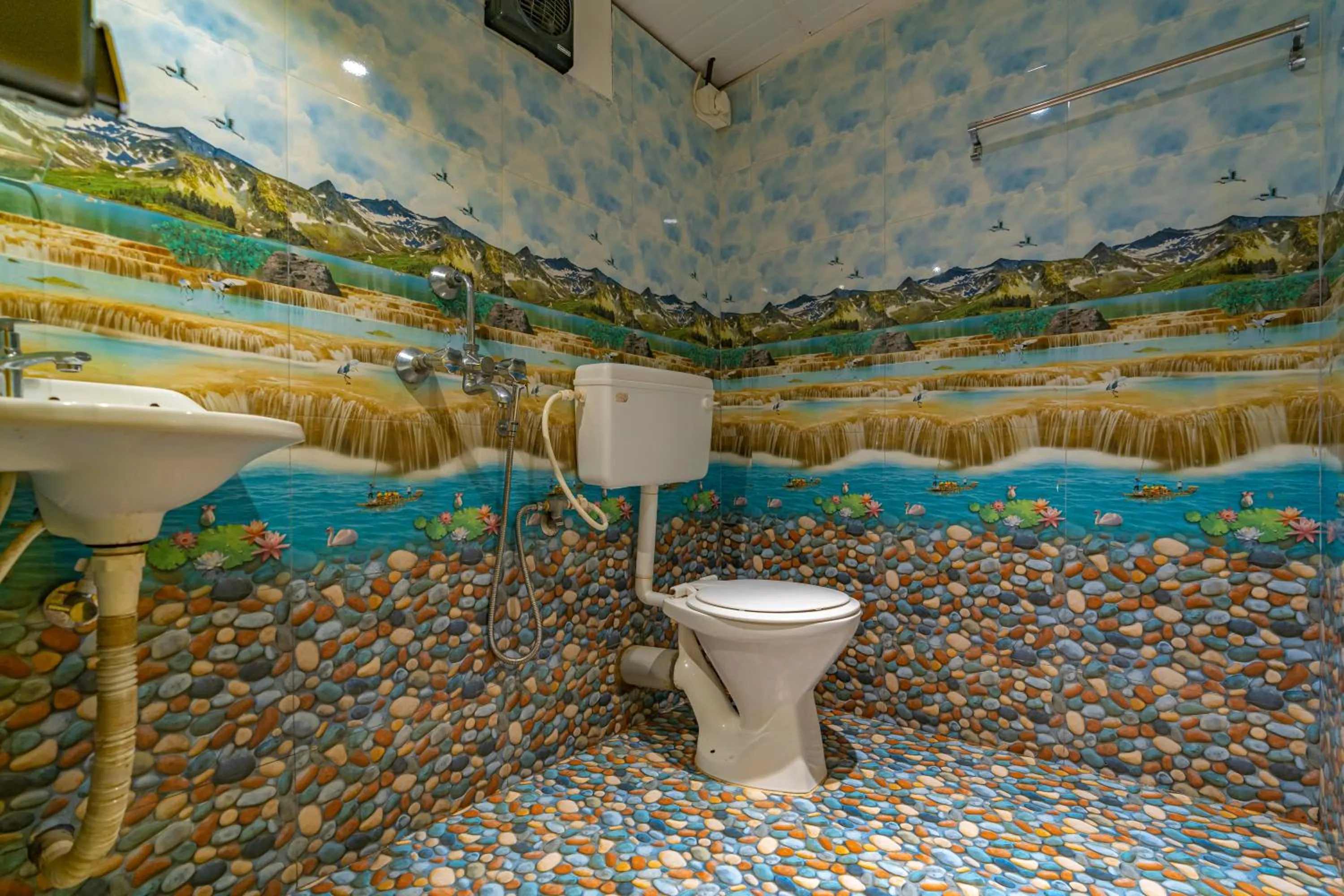 Toilet in Whoopers Party Hostel, Palolem