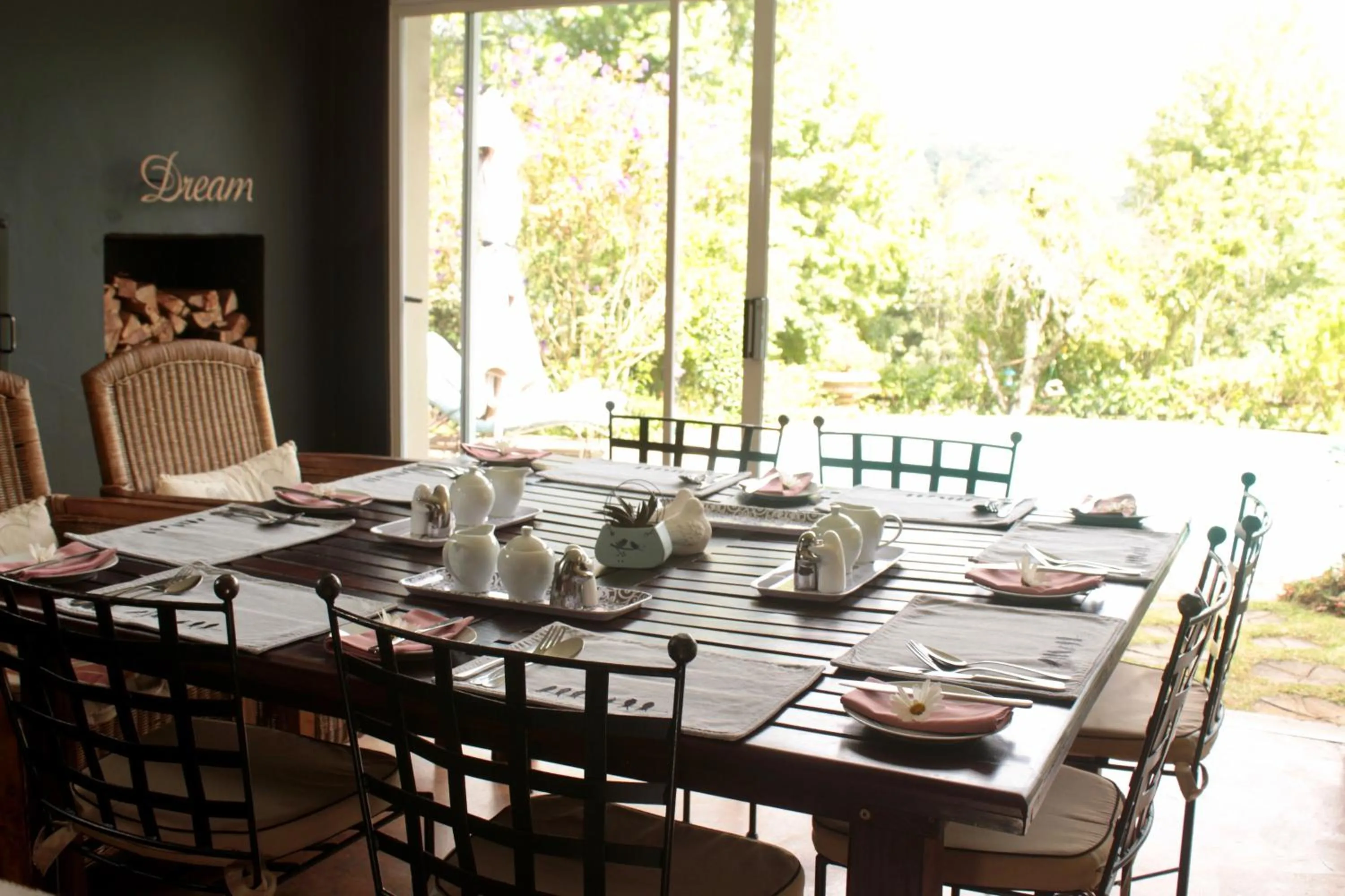 Dining area in Cathkin Cottage Bed & Breakfast