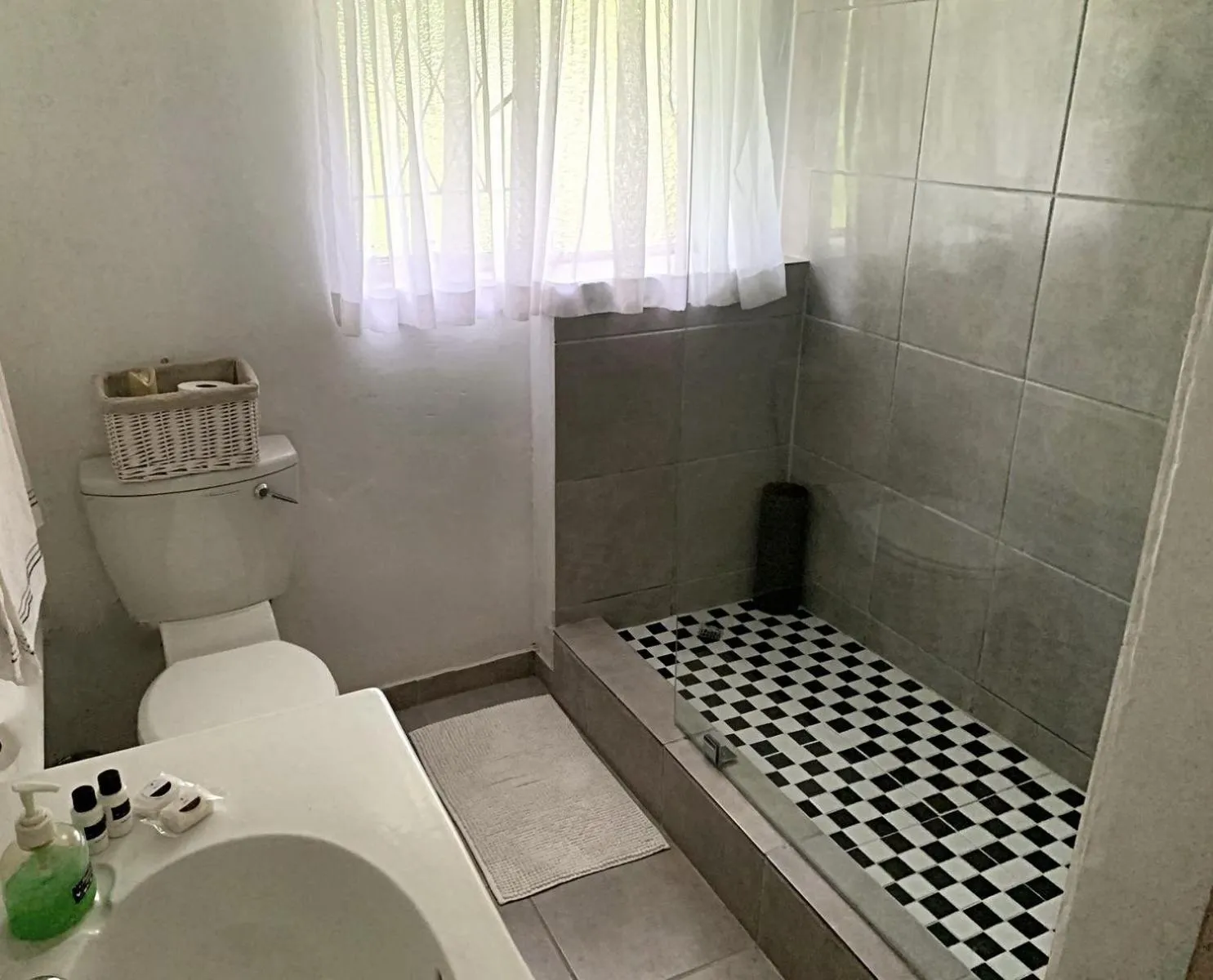 Shower in Cathkin Cottage Bed & Breakfast