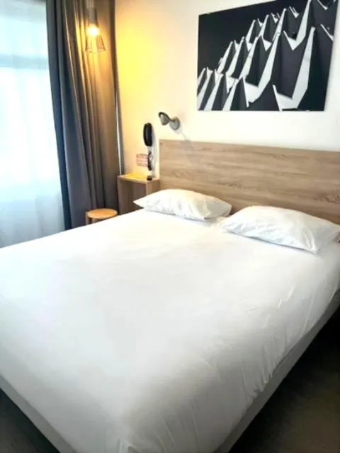 Bedroom, Bed in Hôtel Les Rives Bleues