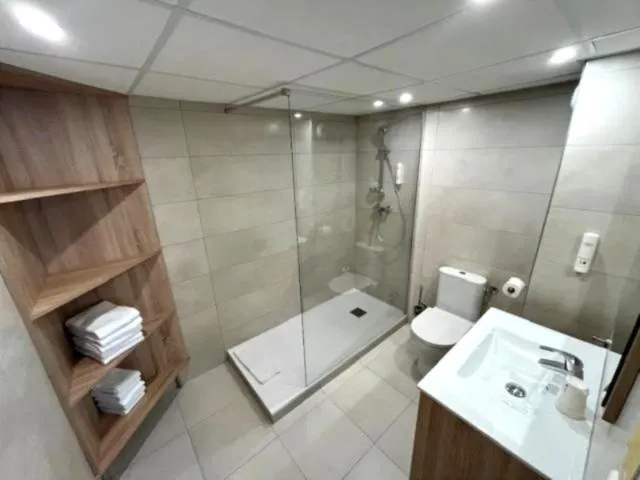 Shower in Hôtel Les Rives Bleues