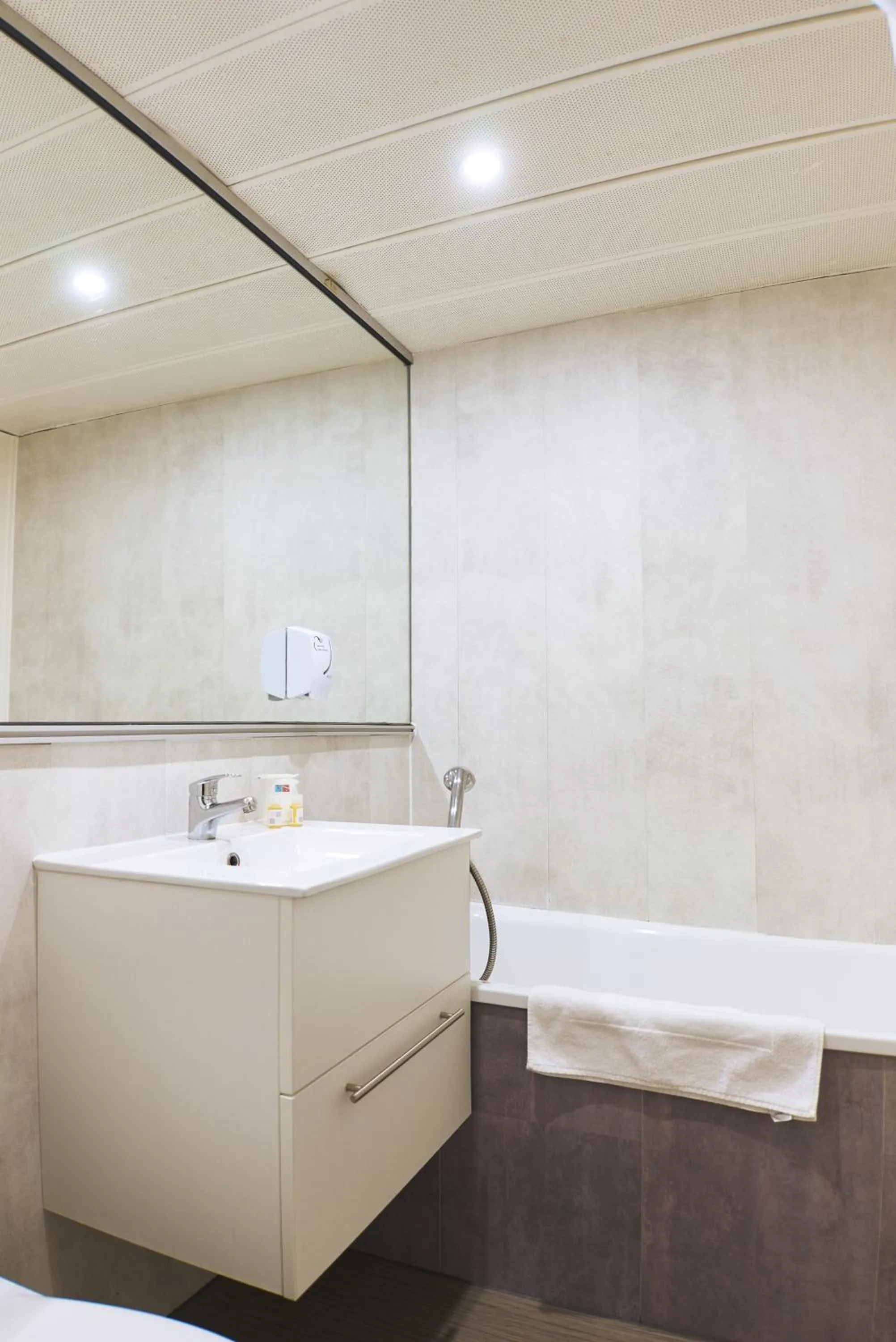 Bathroom in Hôtel Les Rives Bleues