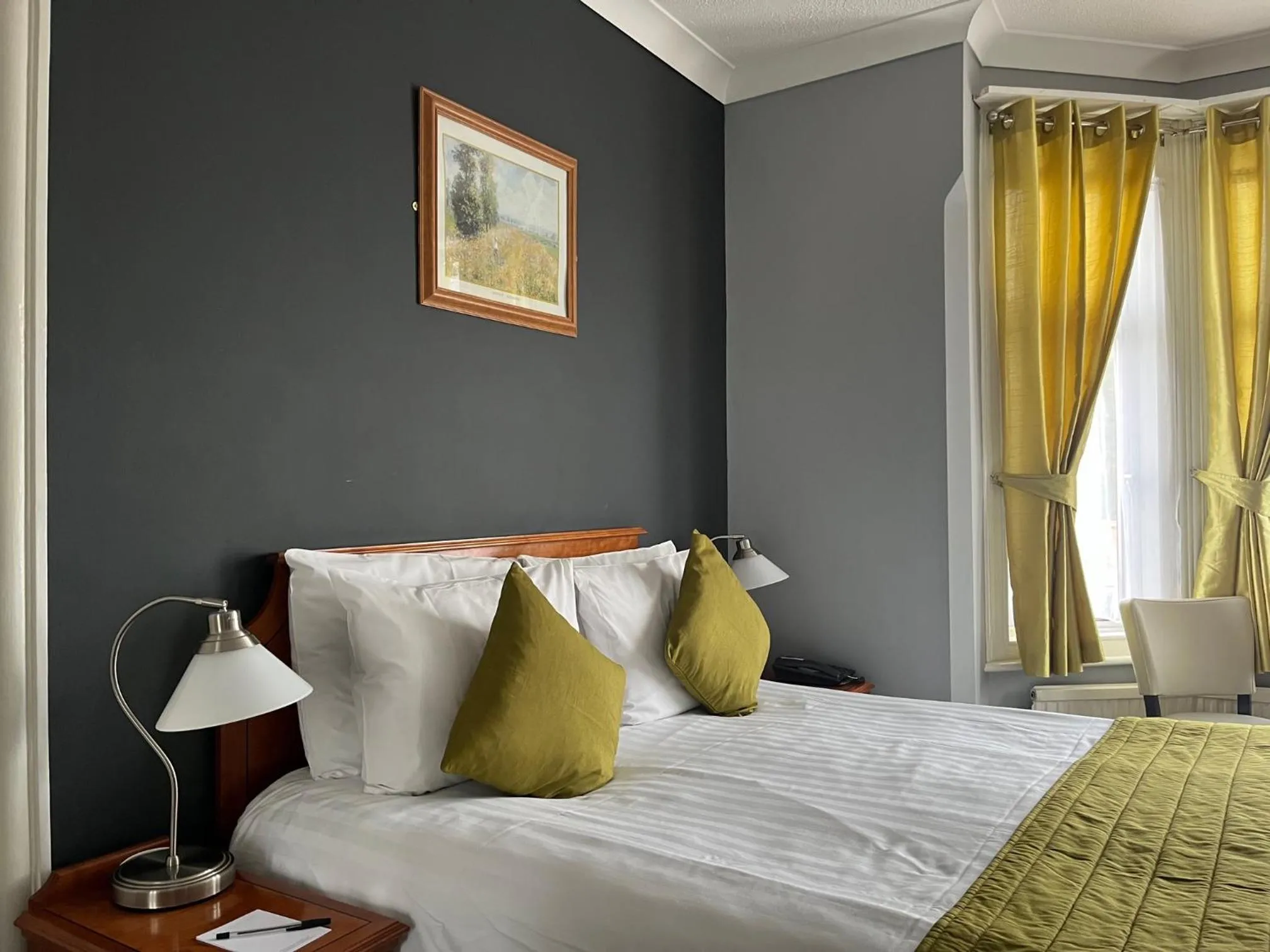 Bed in Sorrento Hotel & Restaurant