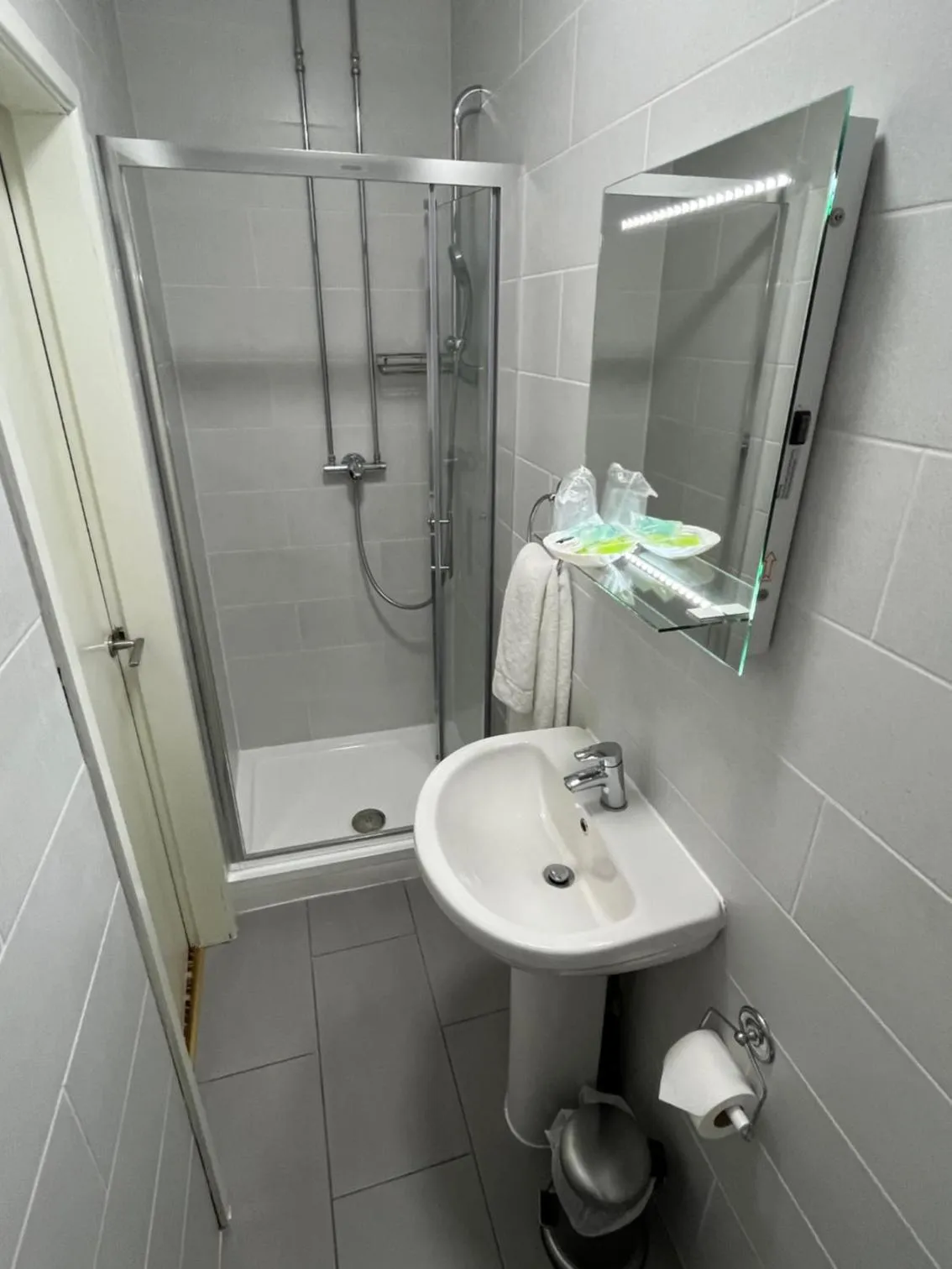 Shower in Sorrento Hotel & Restaurant