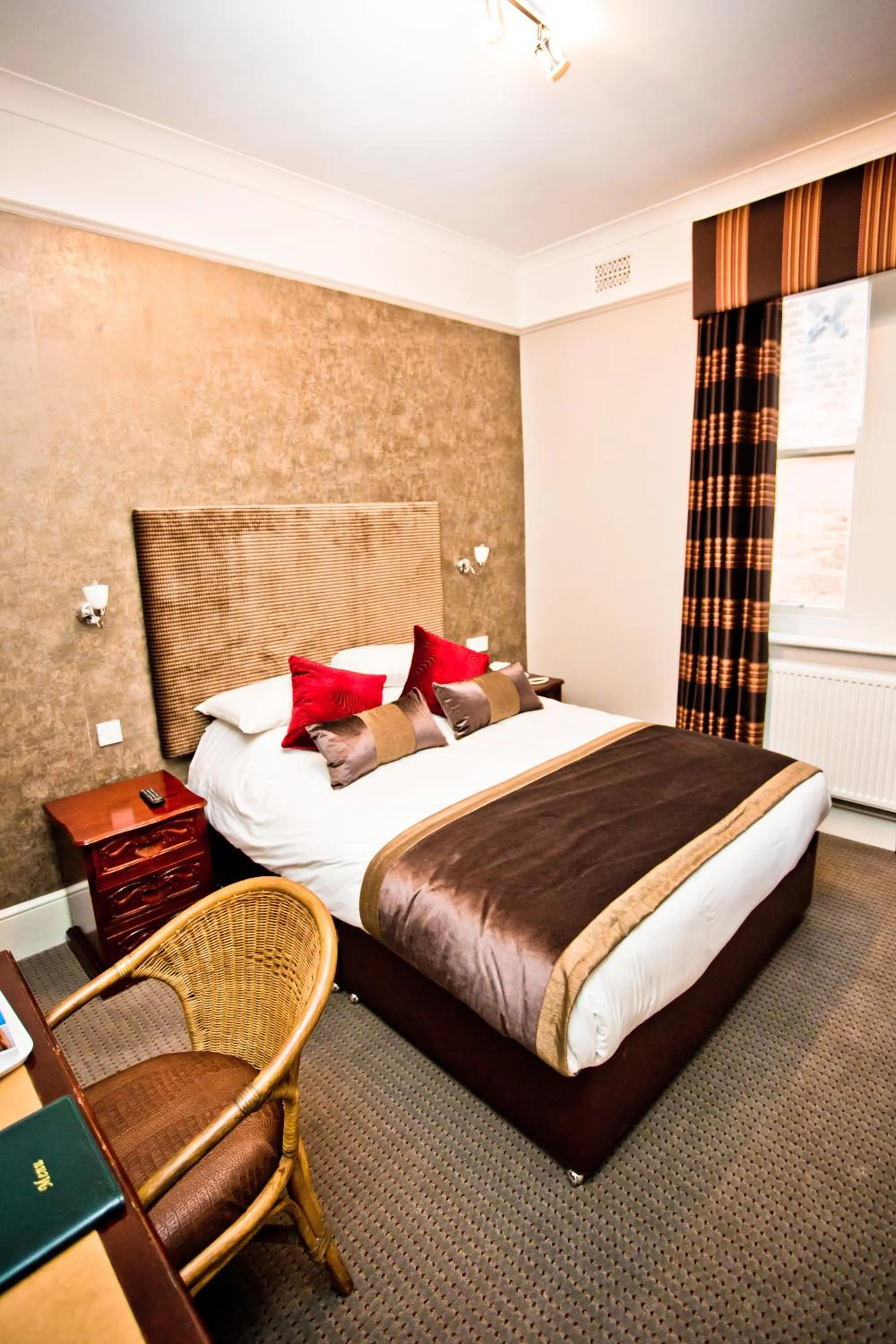 Bedroom, Bed in Wards Hotel & Restaurant