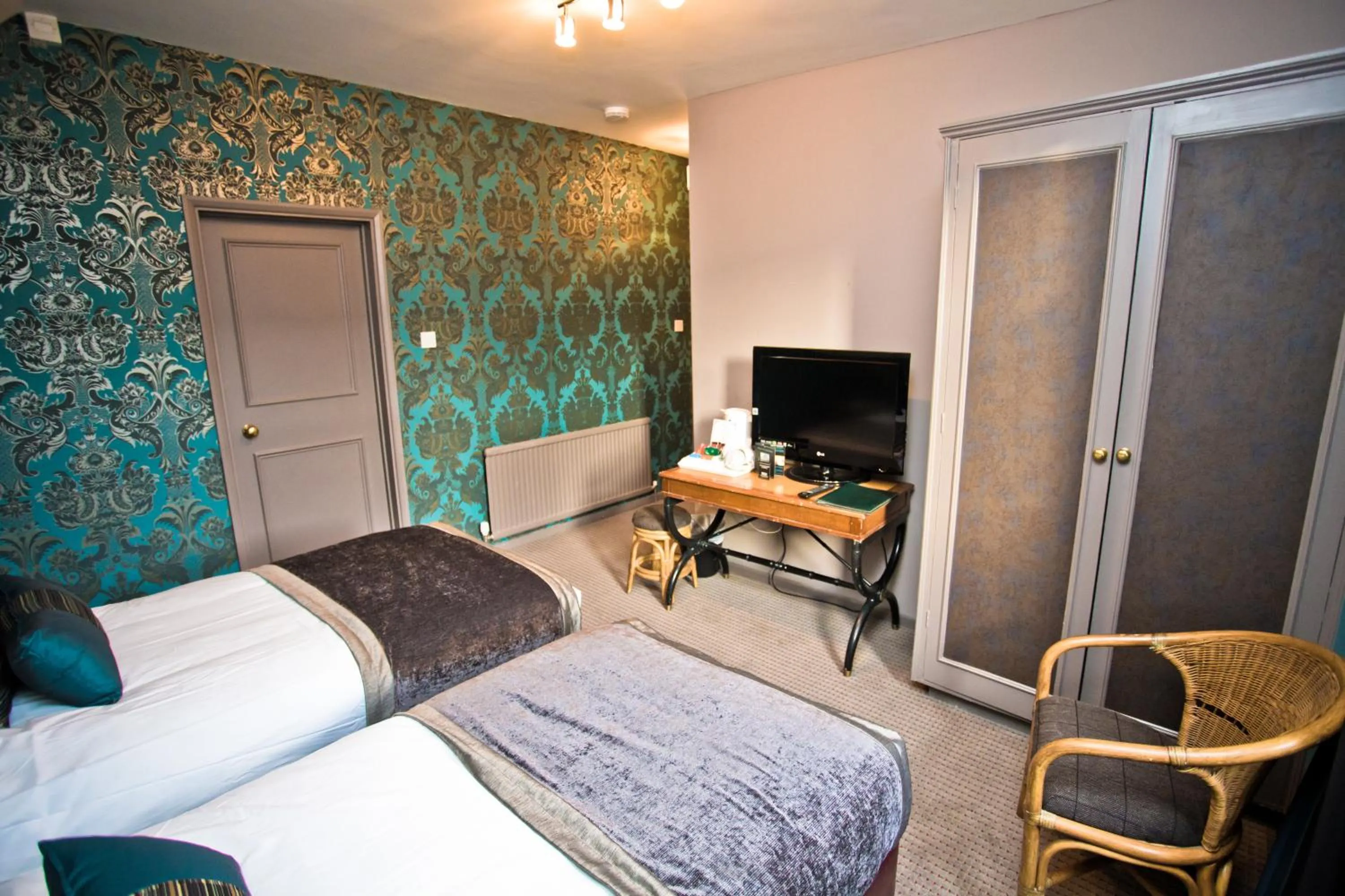 Bedroom, Bed in Wards Hotel & Restaurant