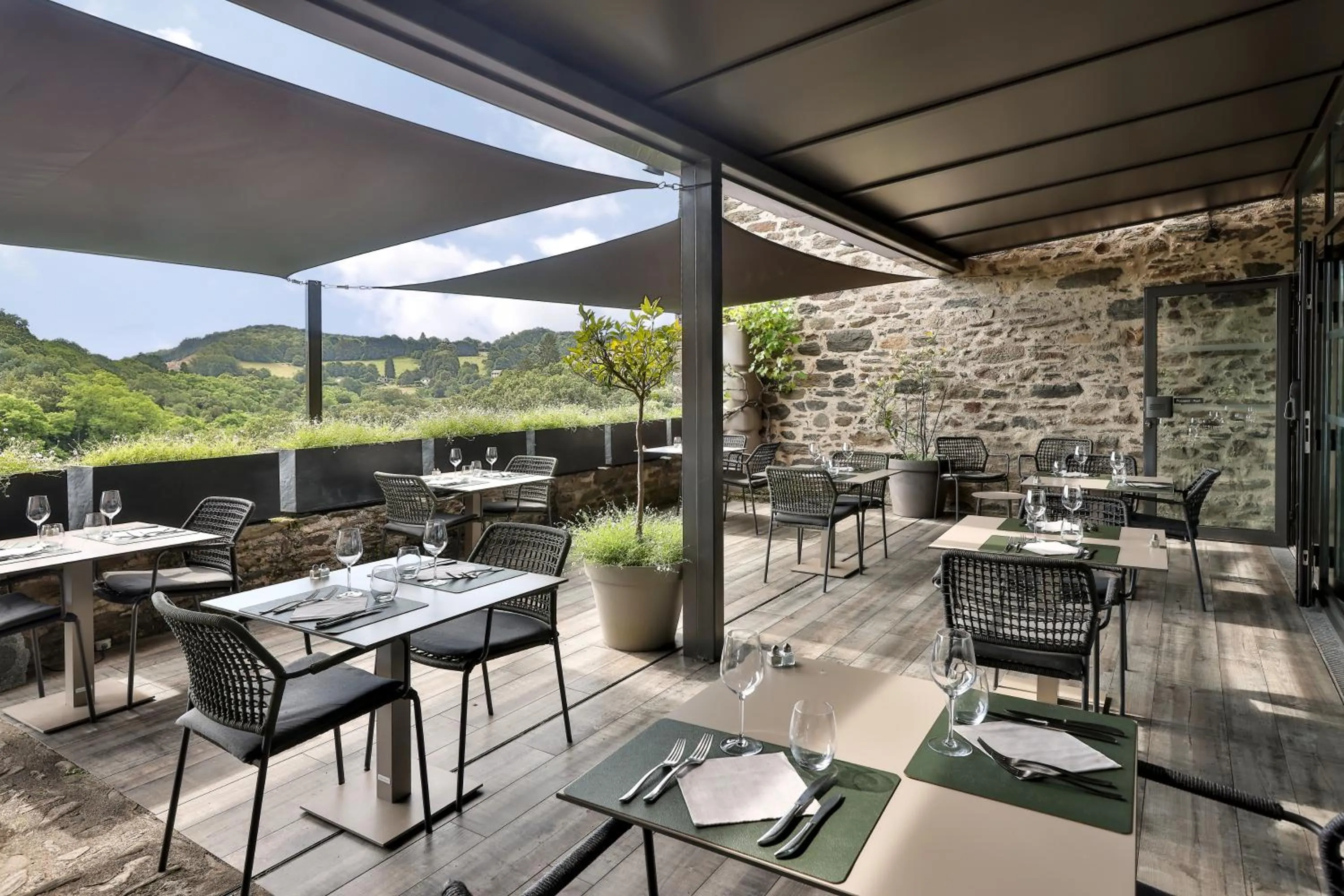 Patio in Hôtel Joyet de Maubec