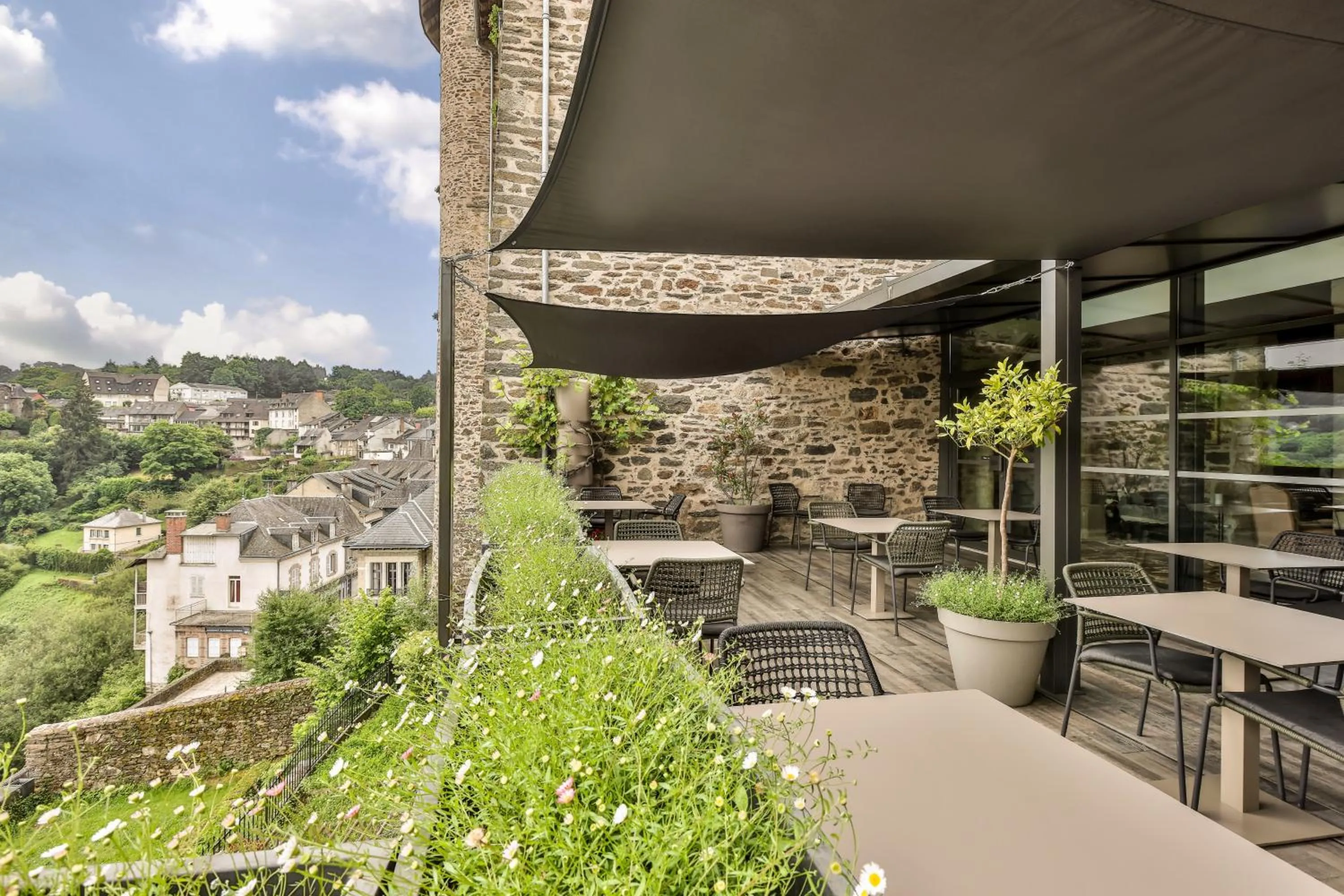 Patio in Hôtel Joyet de Maubec