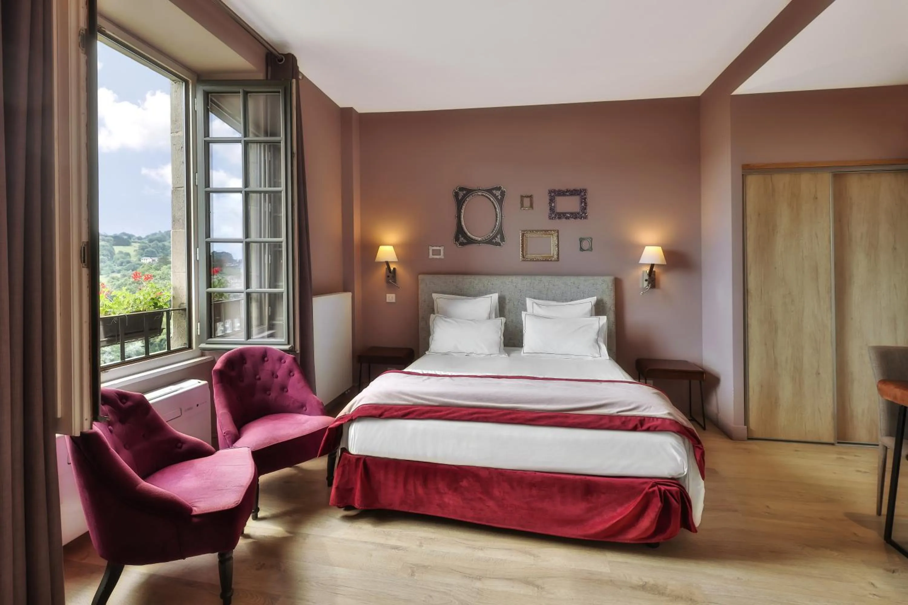 Bedroom, Bed in Hôtel Joyet de Maubec