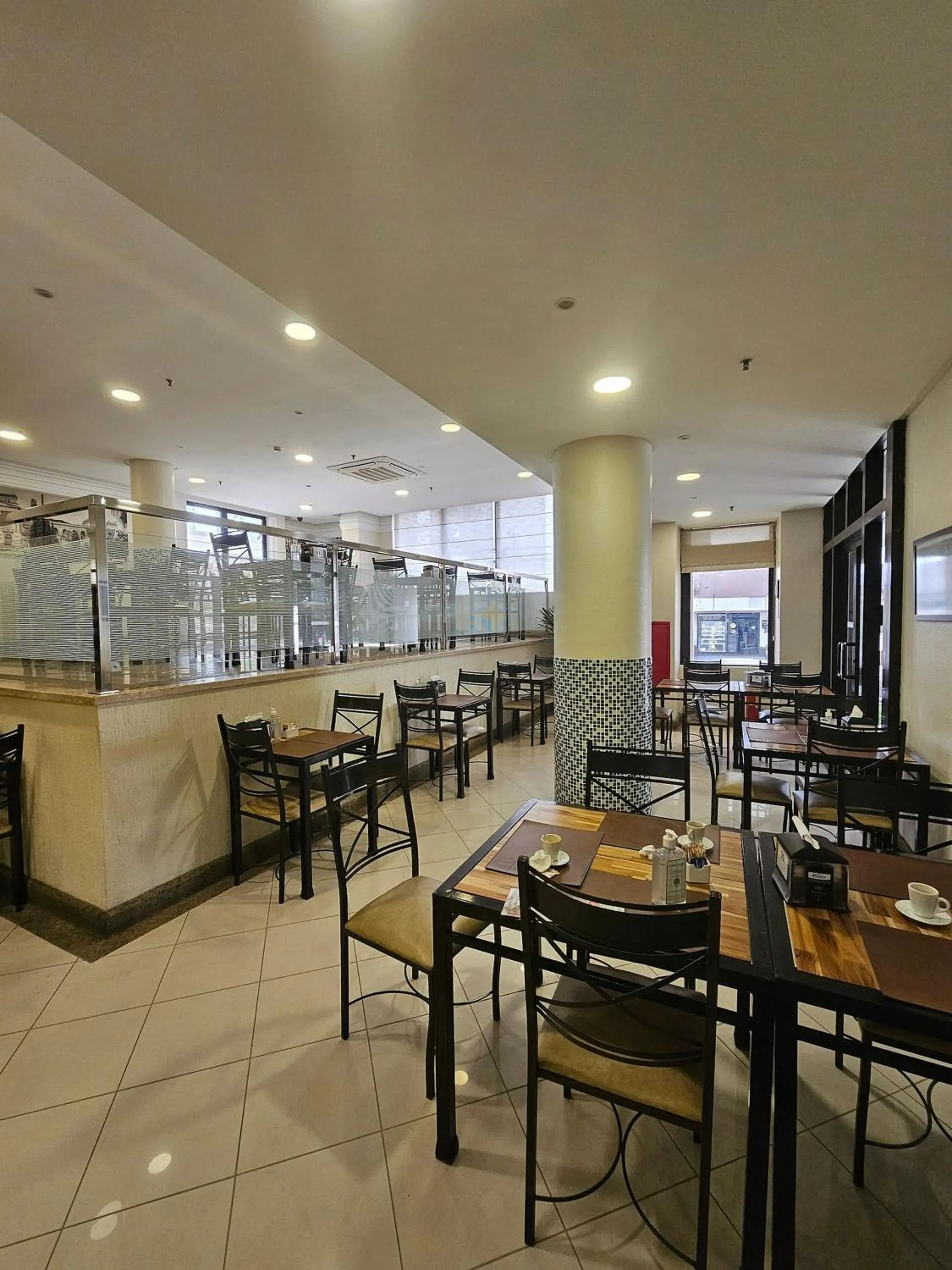 Restaurant/places to eat in Flat 902 na Avenida Vieira de Moraes 1960 perto do aeroporto de Congonhas