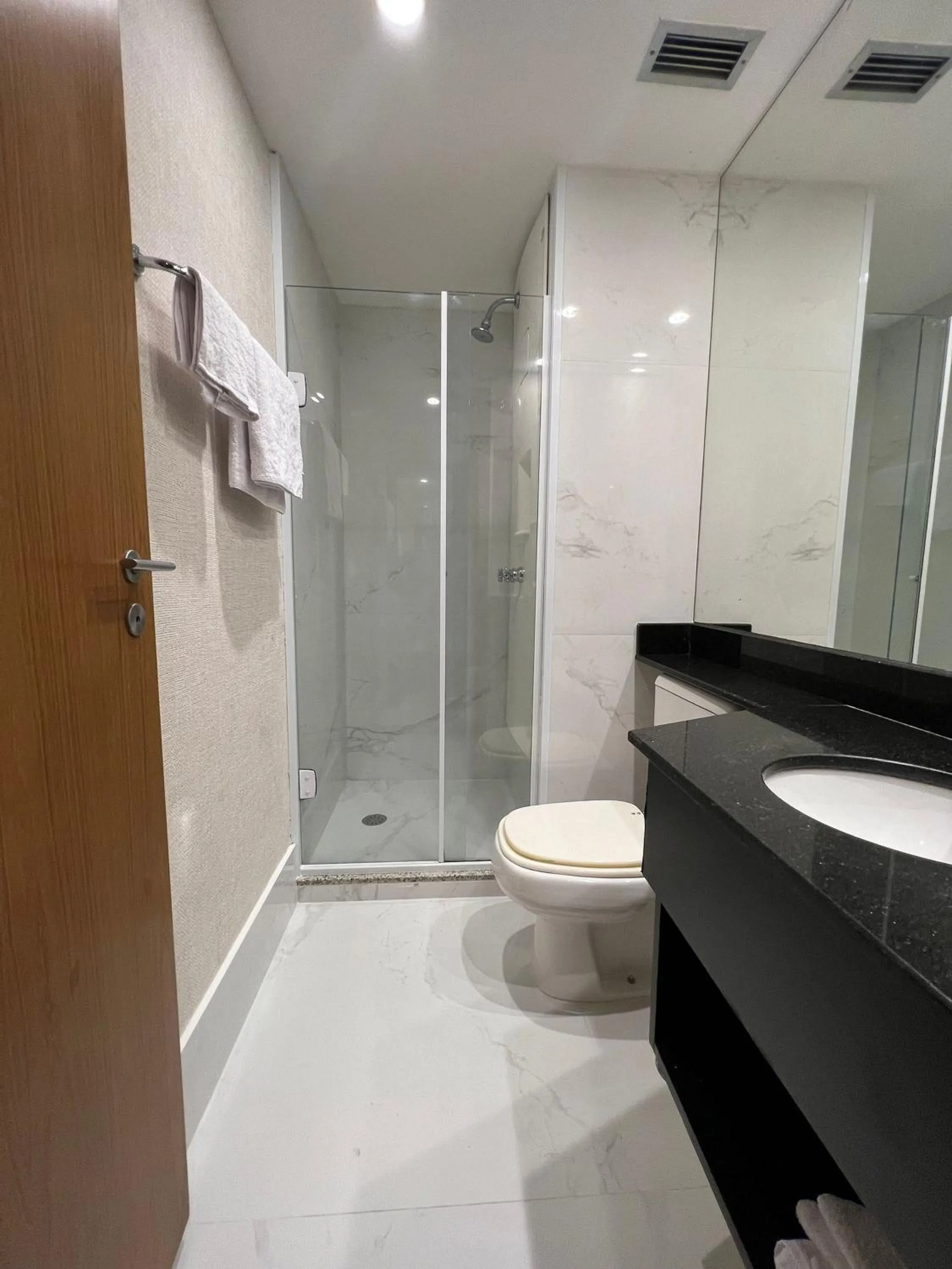 Toilet in Flat 902 na Avenida Vieira de Moraes 1960 perto do aeroporto de Congonhas