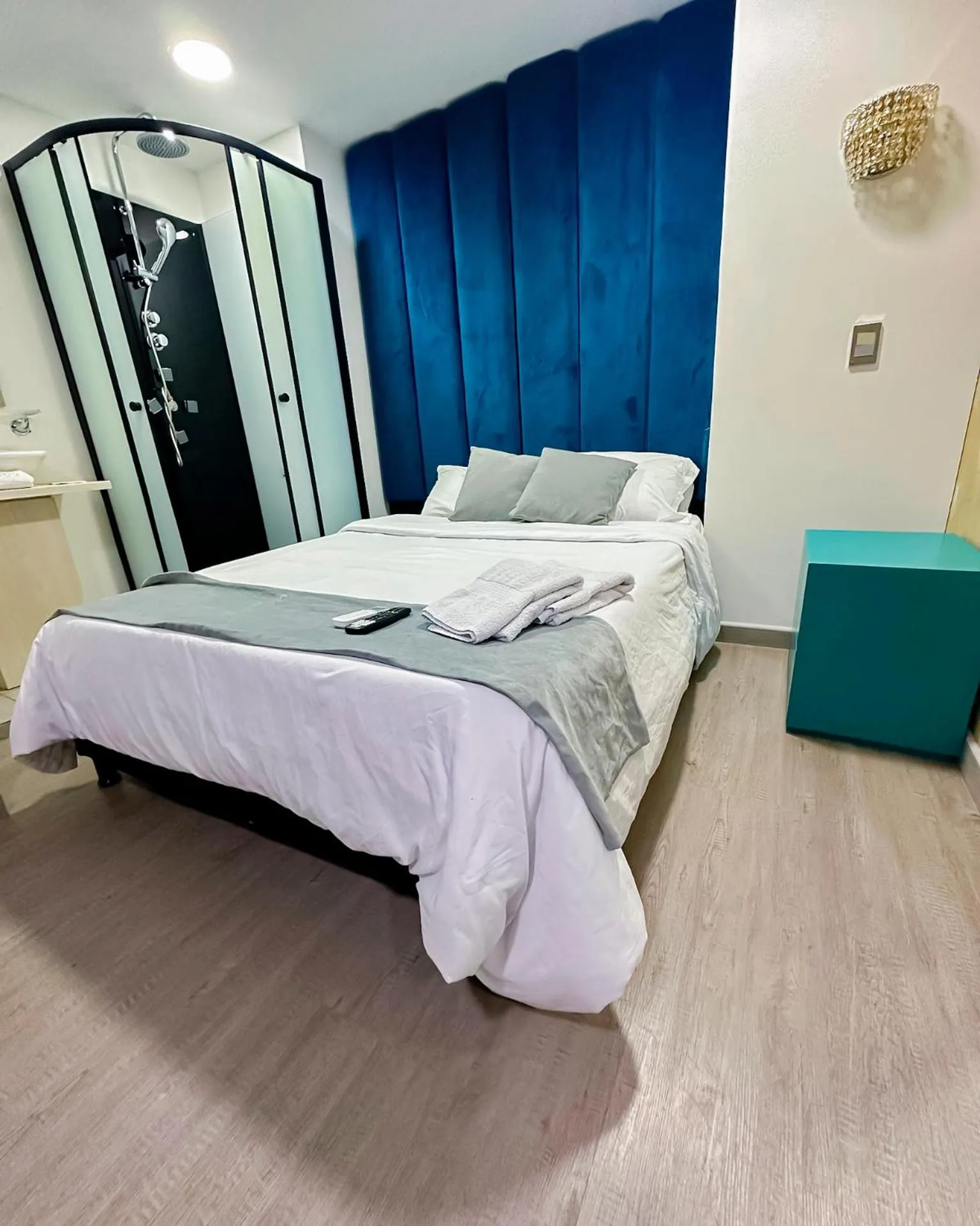 Shower, Bed in Orbe Hotel Medellín