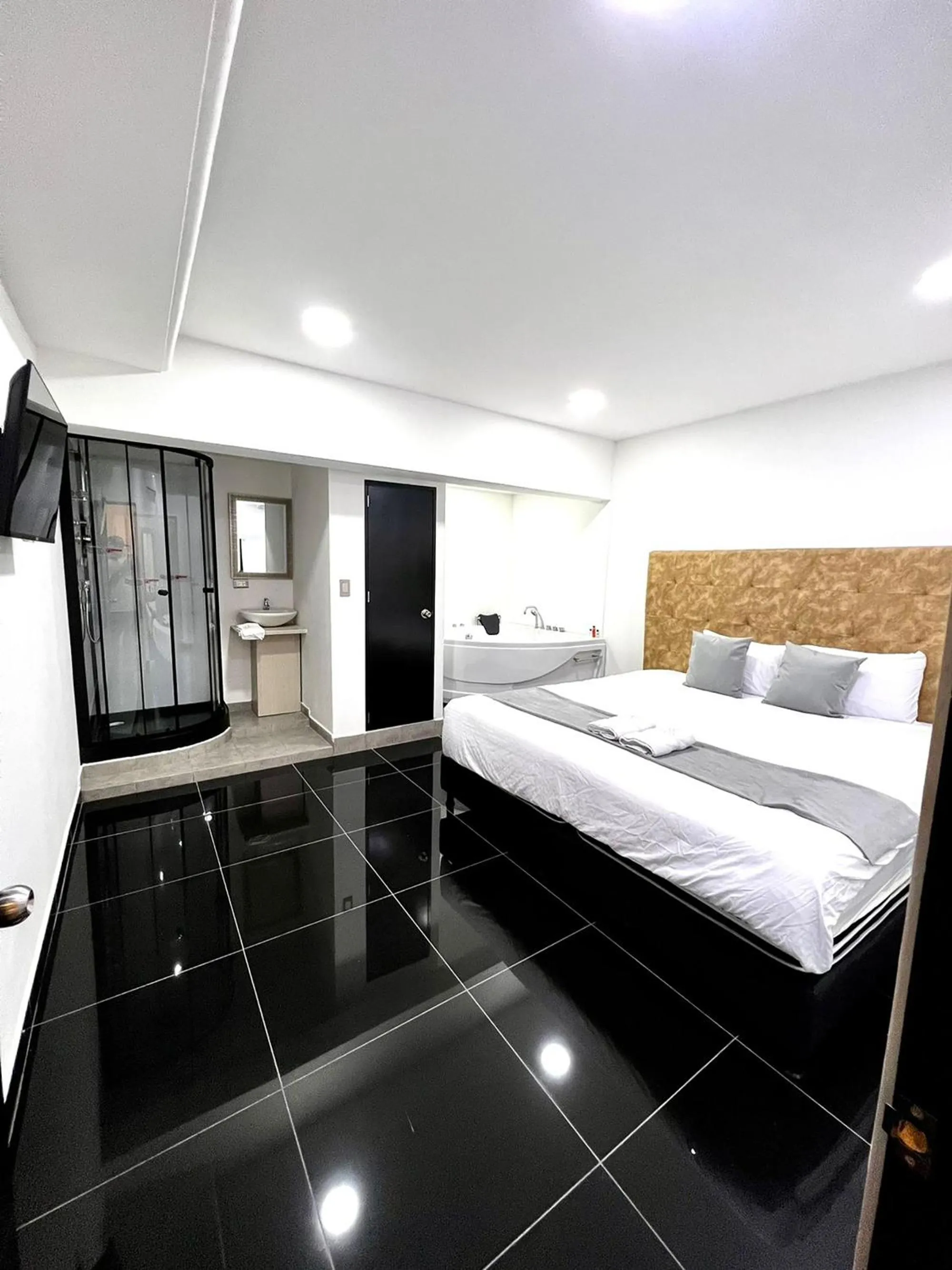 Shower, Bed in Orbe Hotel Medellín