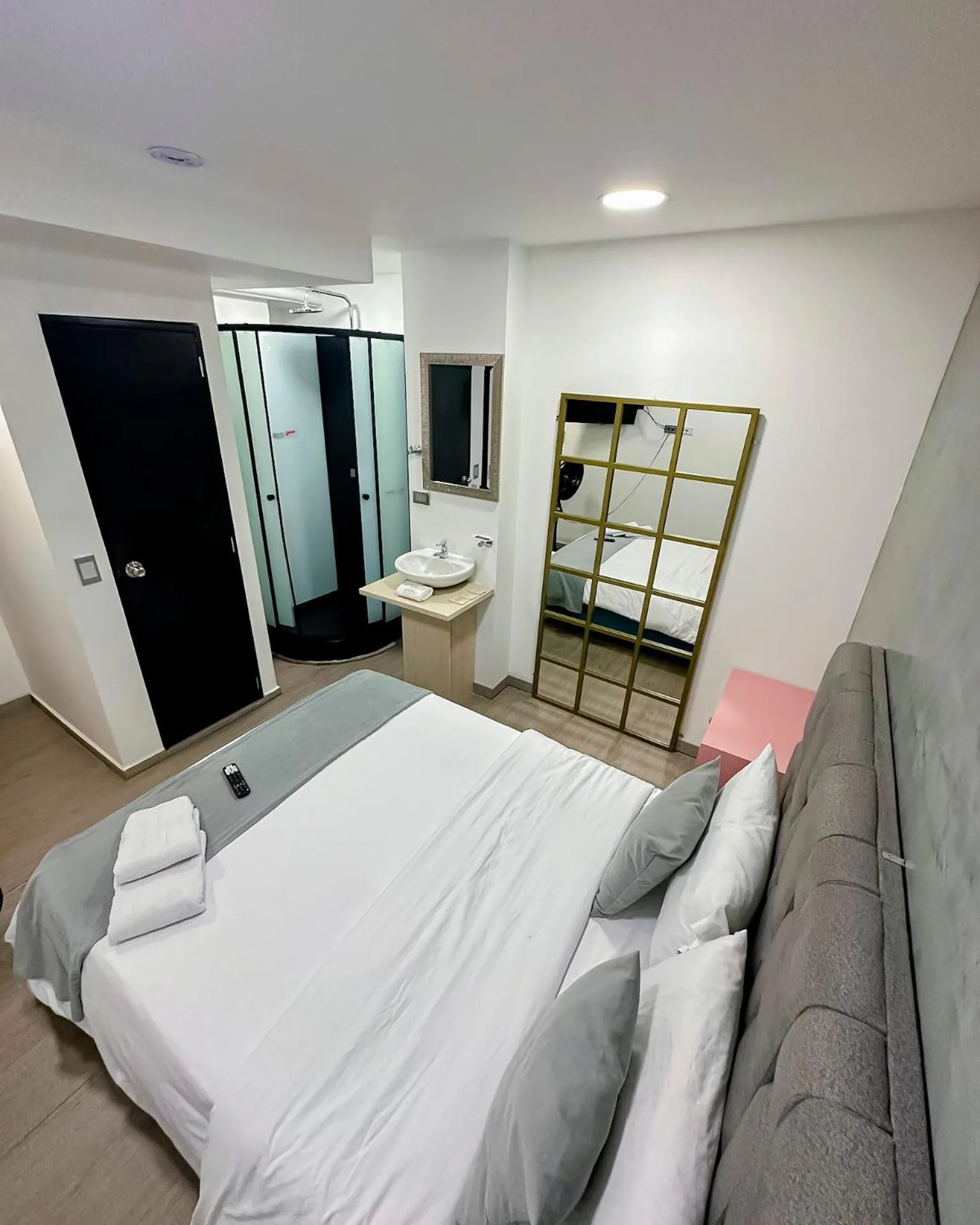 Shower, Bed in Orbe Hotel Medellín