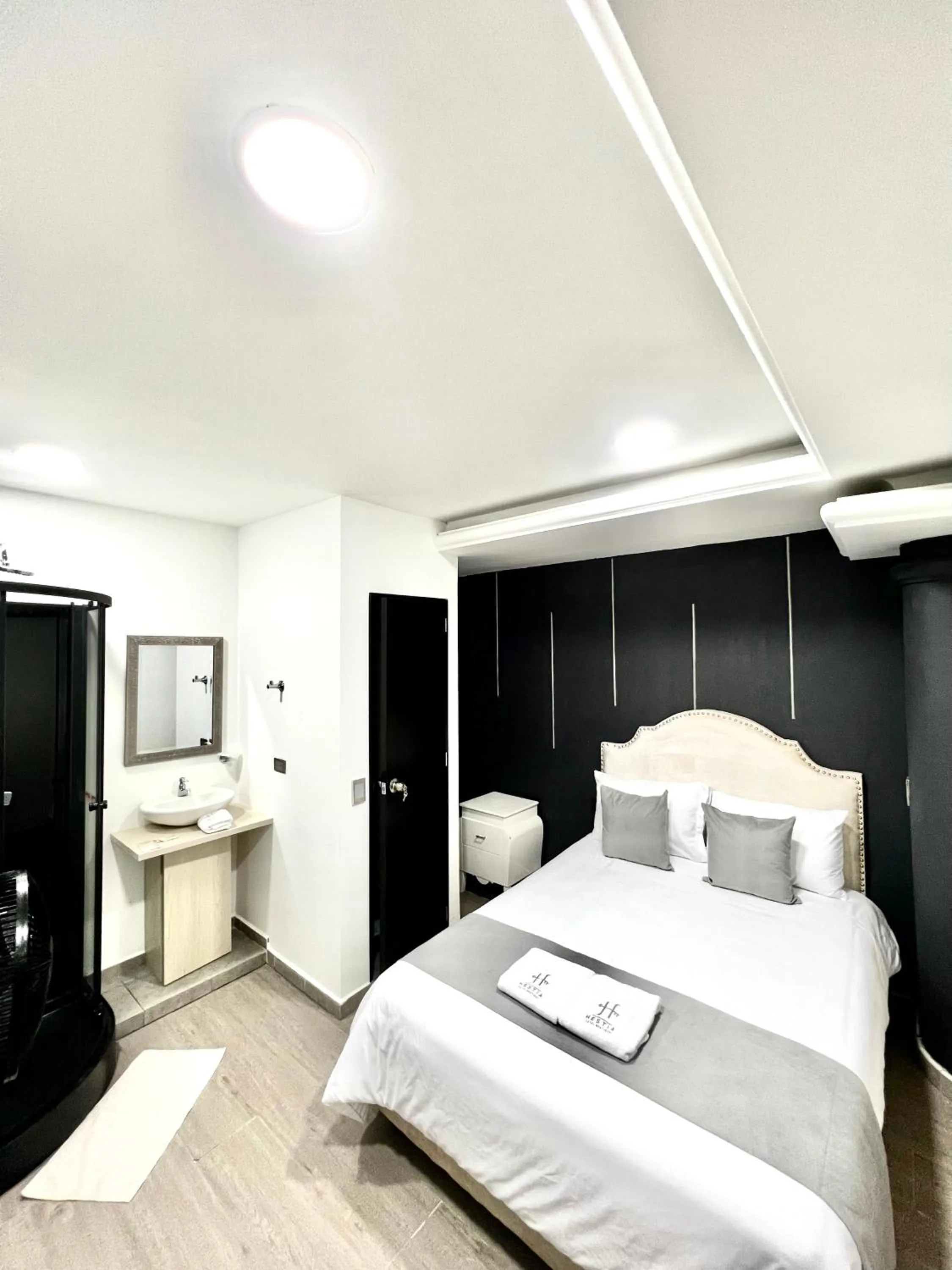 Shower, Bed in Orbe Hotel Medellín