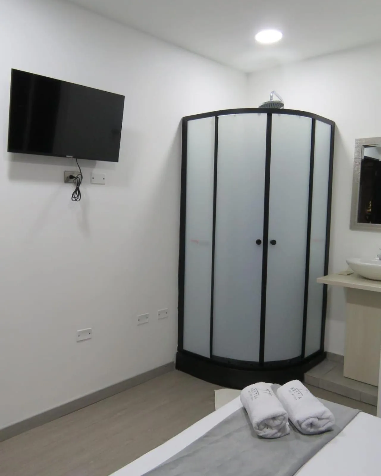 Shower, Bed in Orbe Hotel Medellín