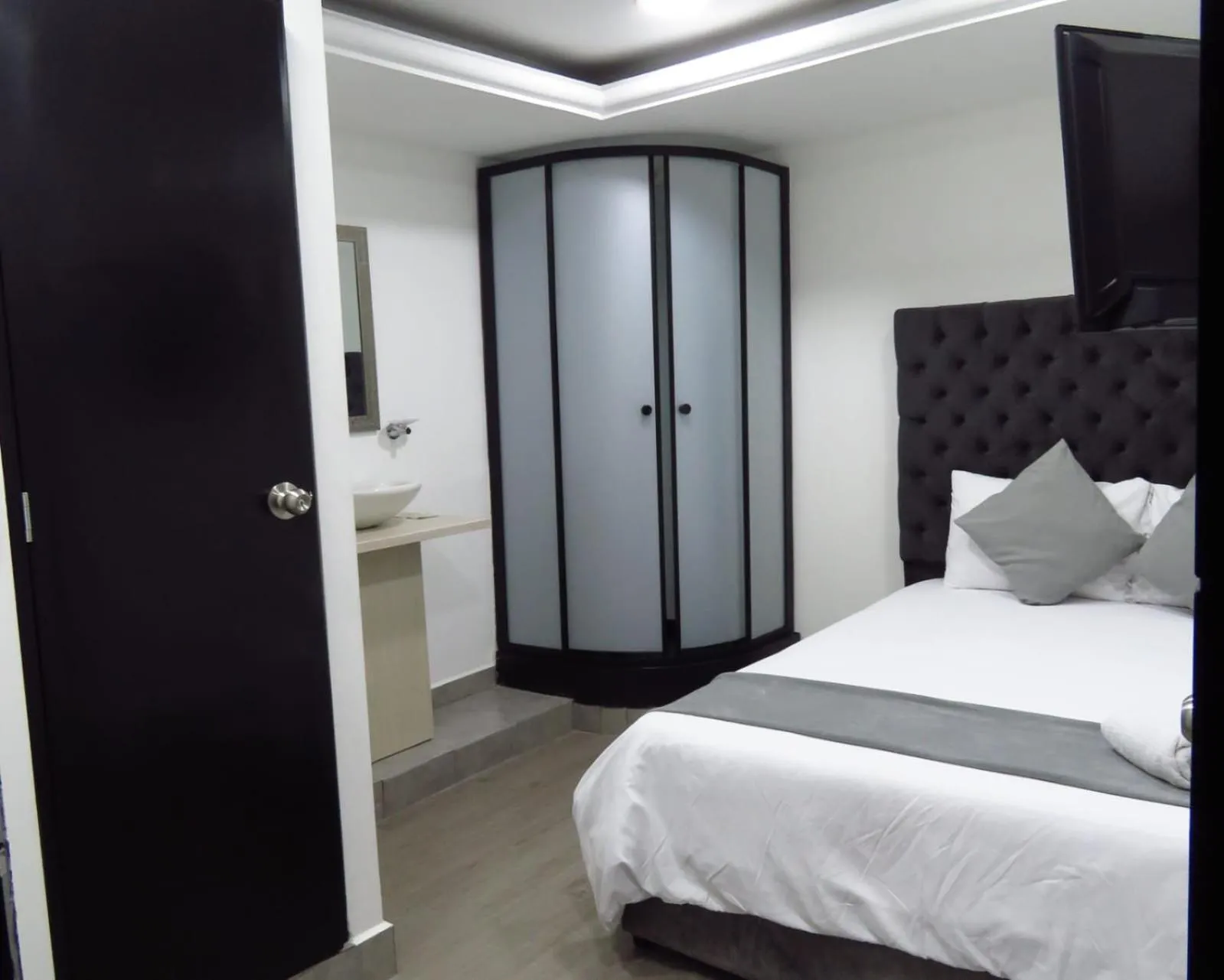 Shower, Bed in Orbe Hotel Medellín